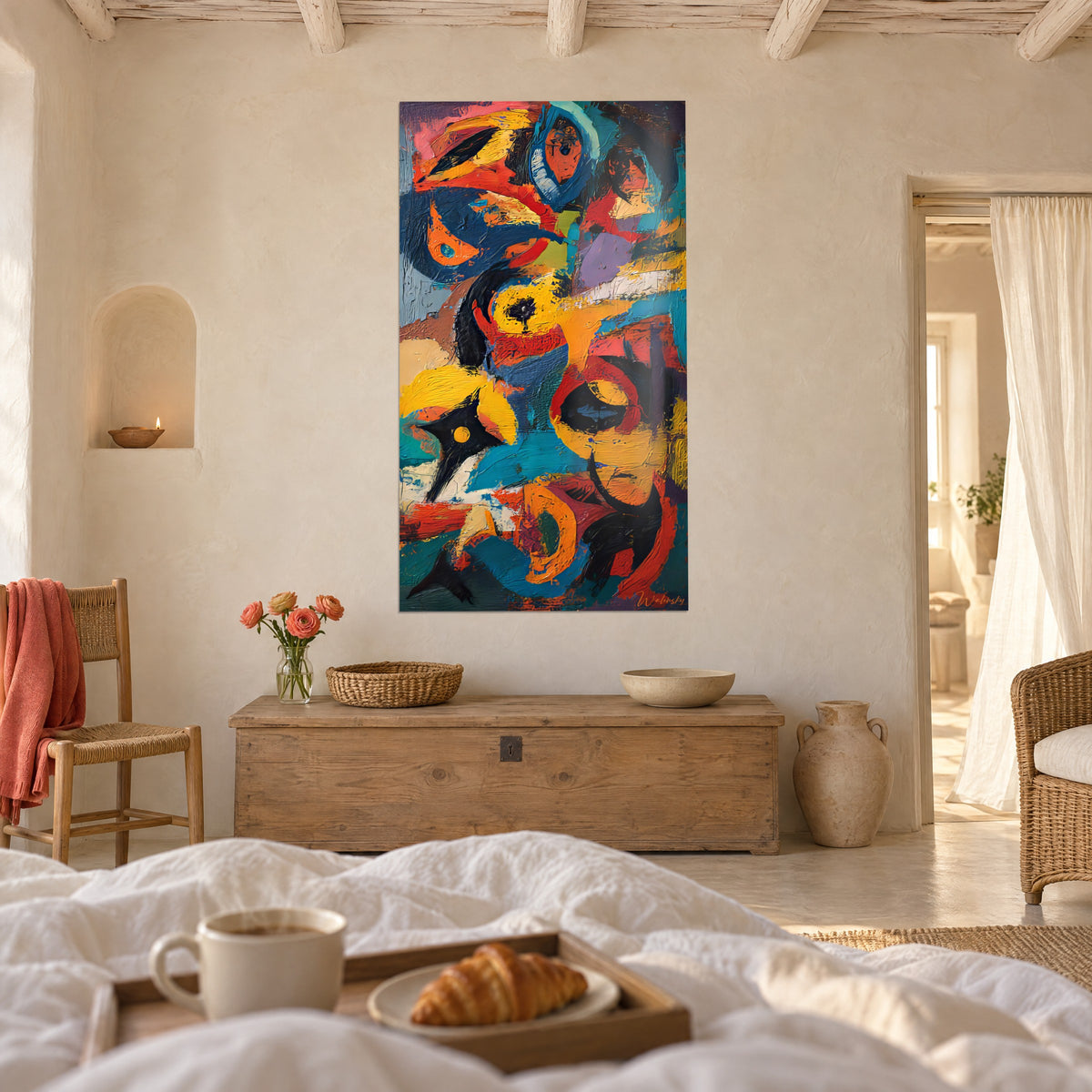 Cuadro lienzo abstracto con pinceladas gruesas en turquesa y carmín, bandeja de desayuno en primer plano, sobre una cama en un dormitorio luminoso