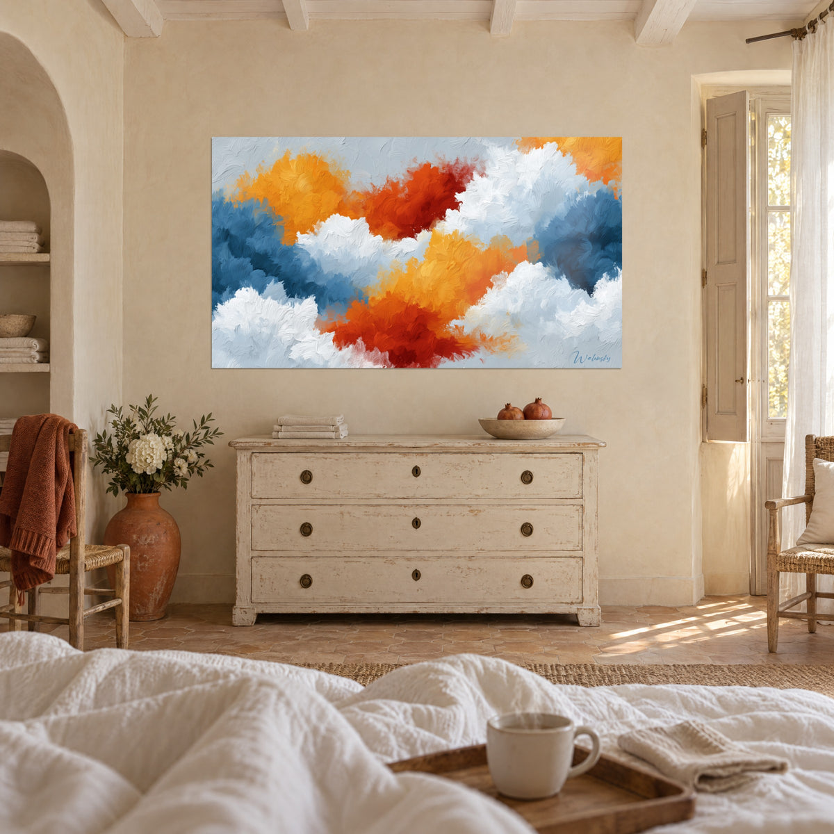 Tableau amas de pigments orange vif et bleu acier en volutes épaisses, au-dessus d'un lit dans une chambre claire aux draps de lin blanc