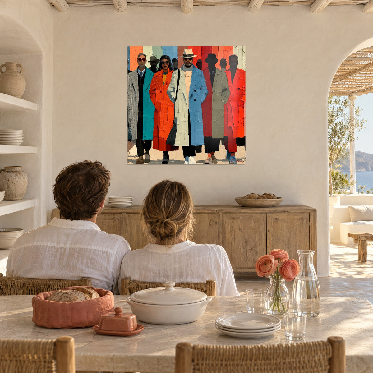 Tableau promeneurs au chapeau crème, long manteau bleu azur et rouge vermillon, face au canapé d'une maison méditerranéenne