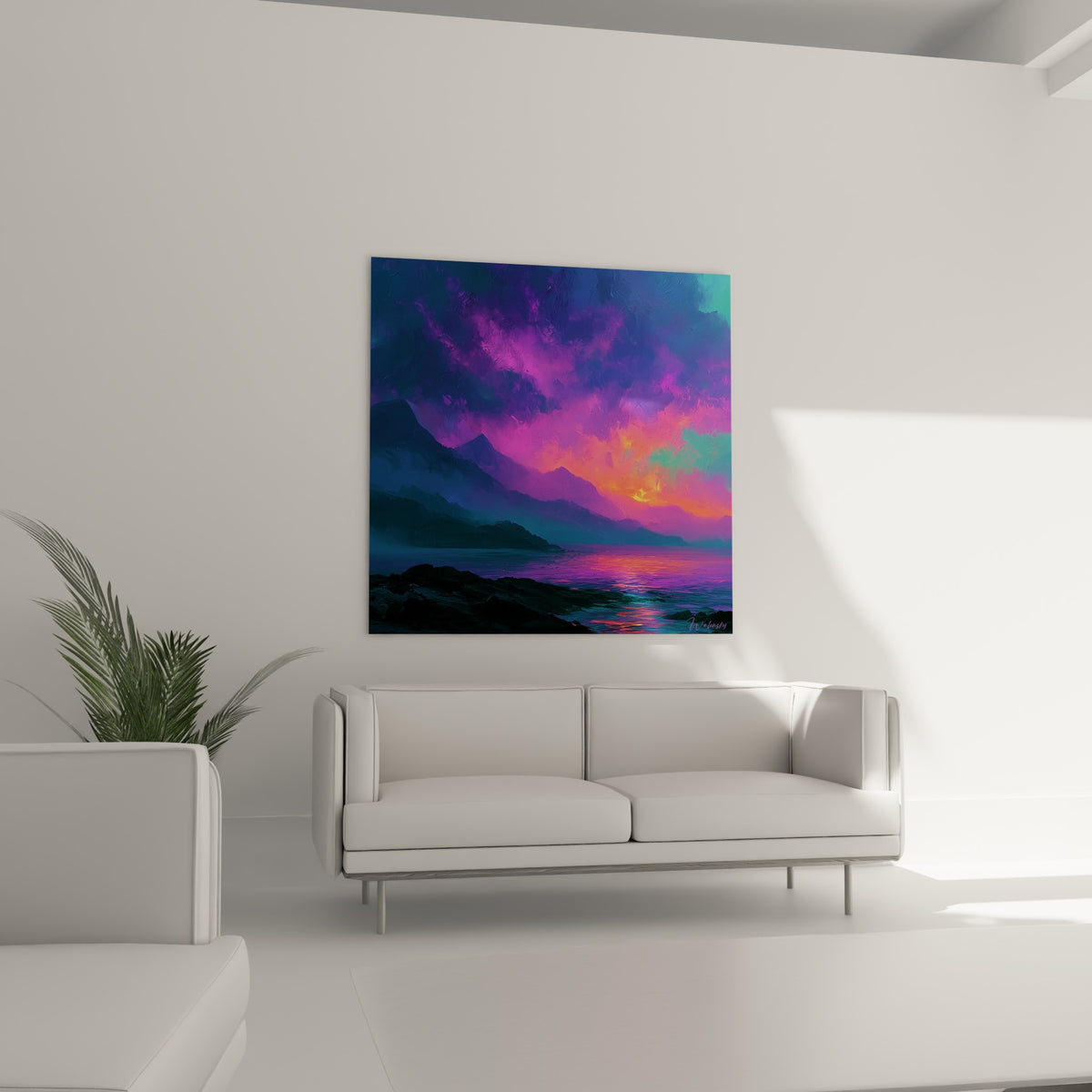 Crêtes bleu marine et embrasement turquoise du ciel, style peinture abstrait, au-dessus d'un canapé dans un salon lumineux