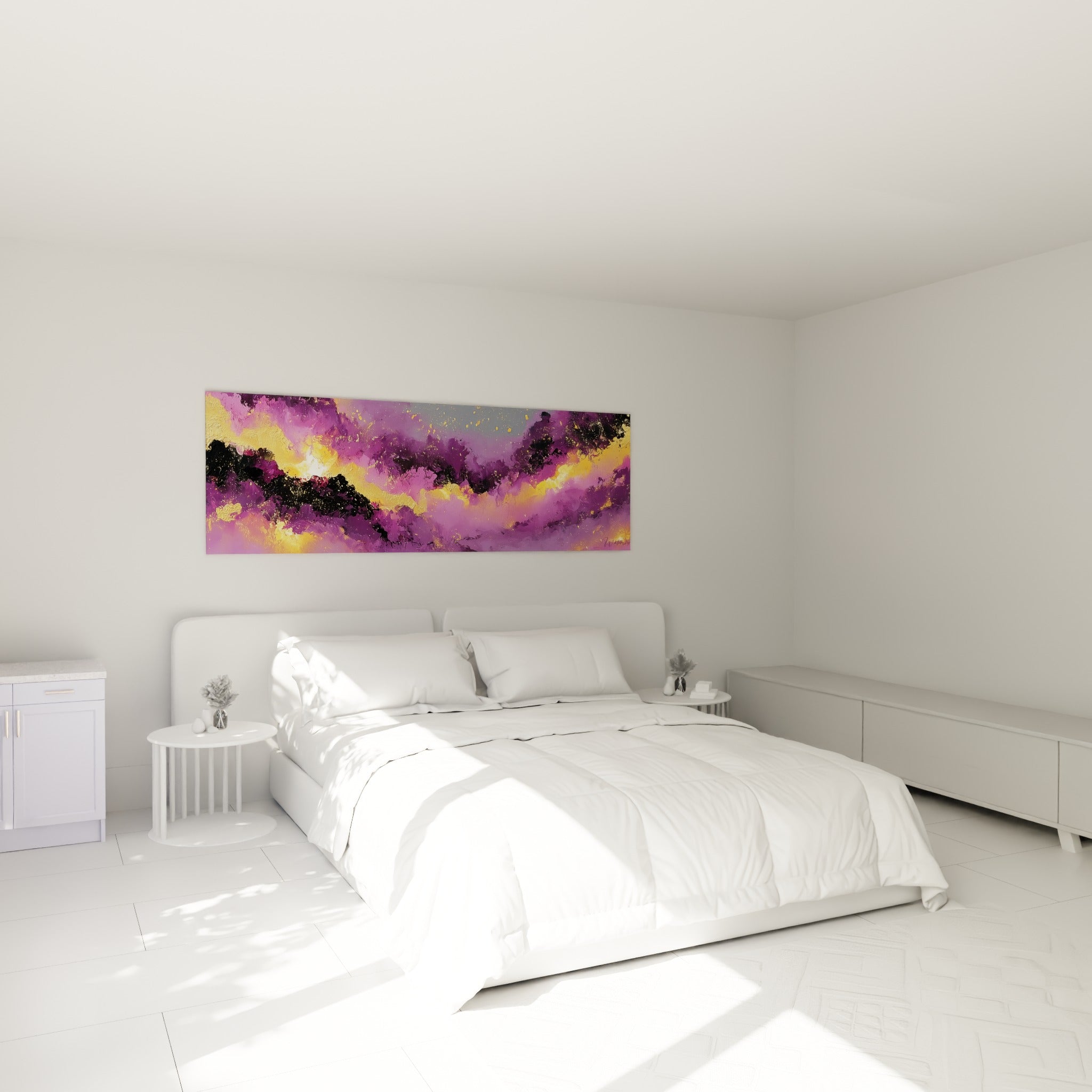 Ciel abstrait violet et magenta traversé d'or, accroché au-dessus d'un lit dans une chambre claire