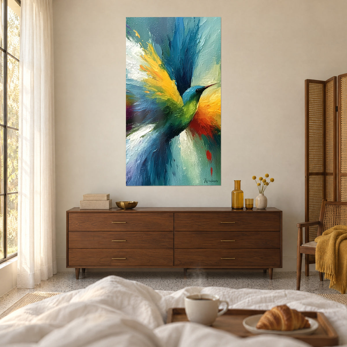 Tableau petit oiseau aux reflets émeraude, éventail d'ailes bleu azur et jaune d'or, taches pourpres, au-dessus d'un lit dans une chambre claire