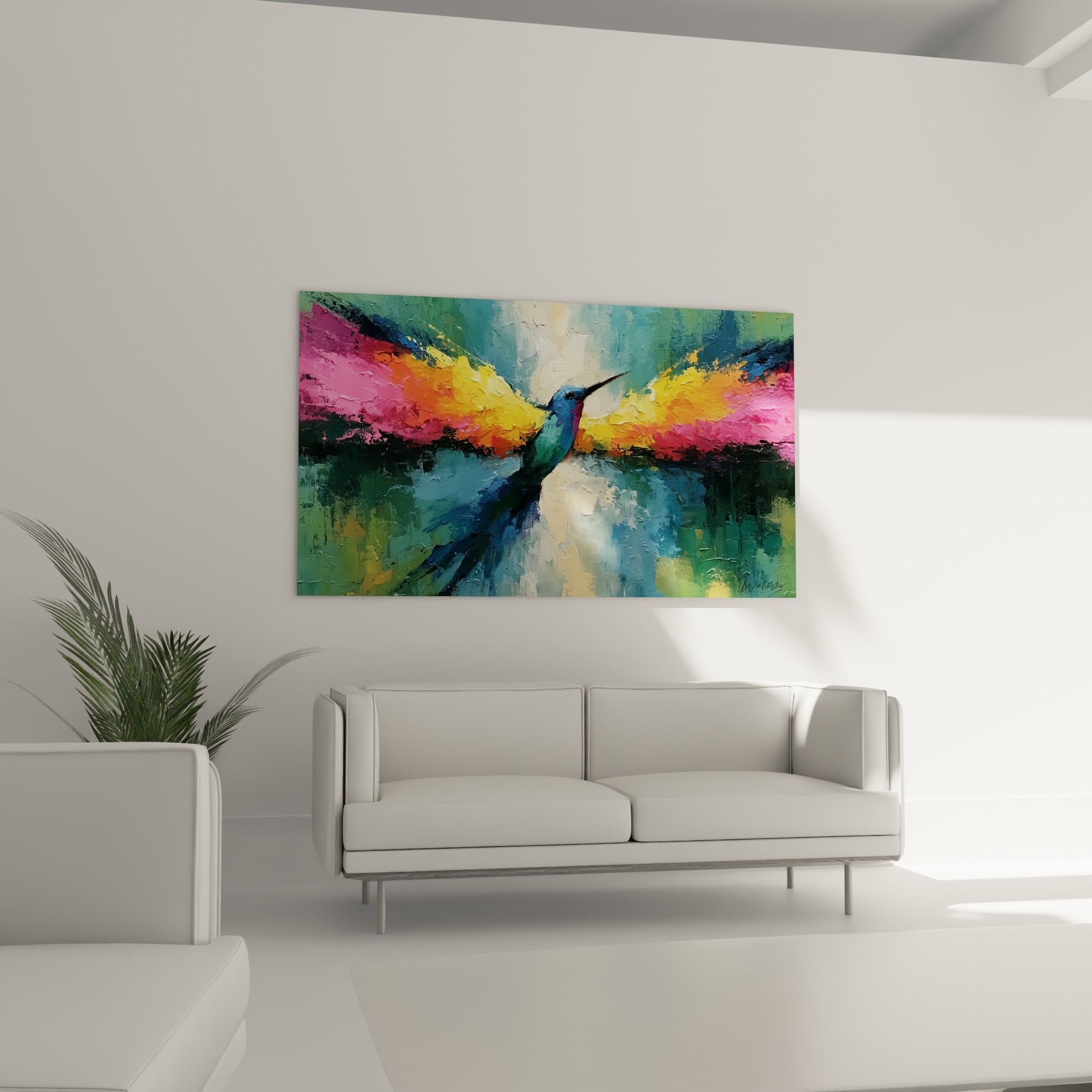 Oiseau-mouche bleu nuit et orangé accroché au-dessus d'un canapé dans un salon lumineux