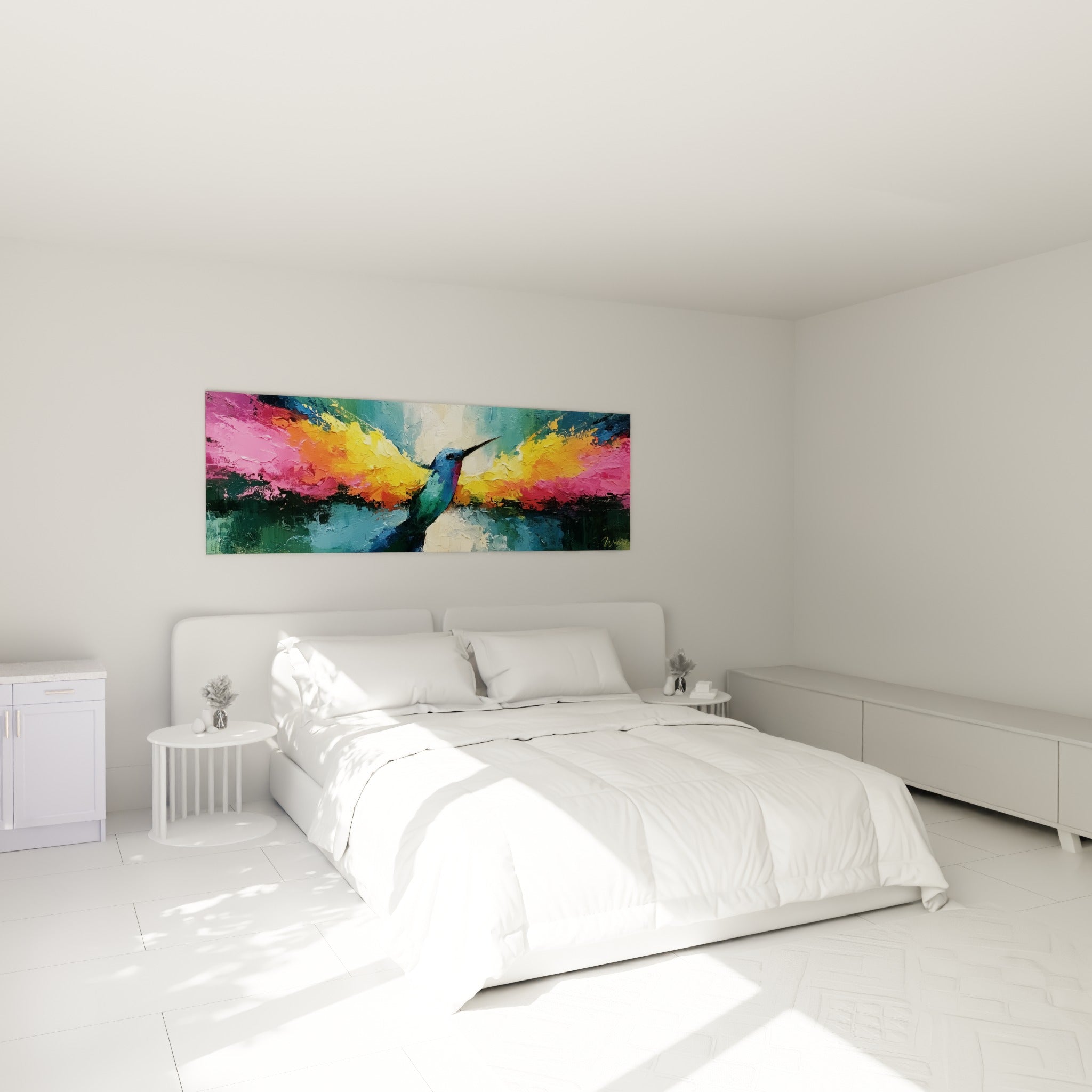 Colibri turquoise aux ailes roses et jaunes, tableau accroché au-dessus d'un lit dans une chambre claire