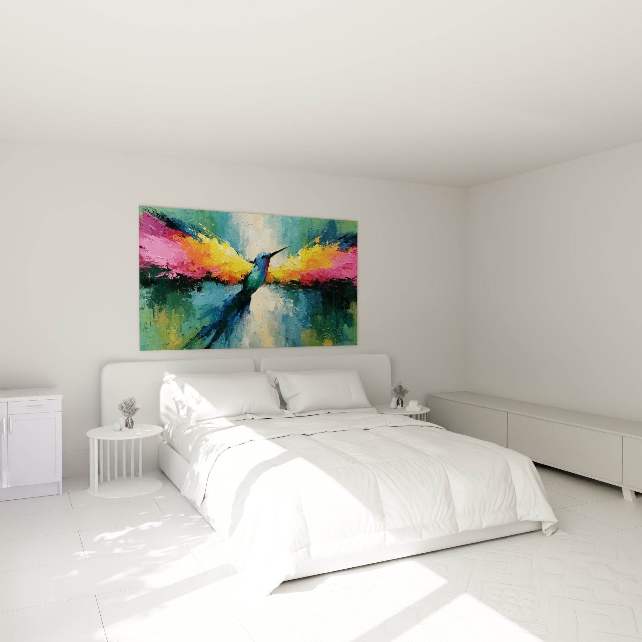 Envol du colibri bleu et rose vif au-dessus d'un lit dans une chambre claire