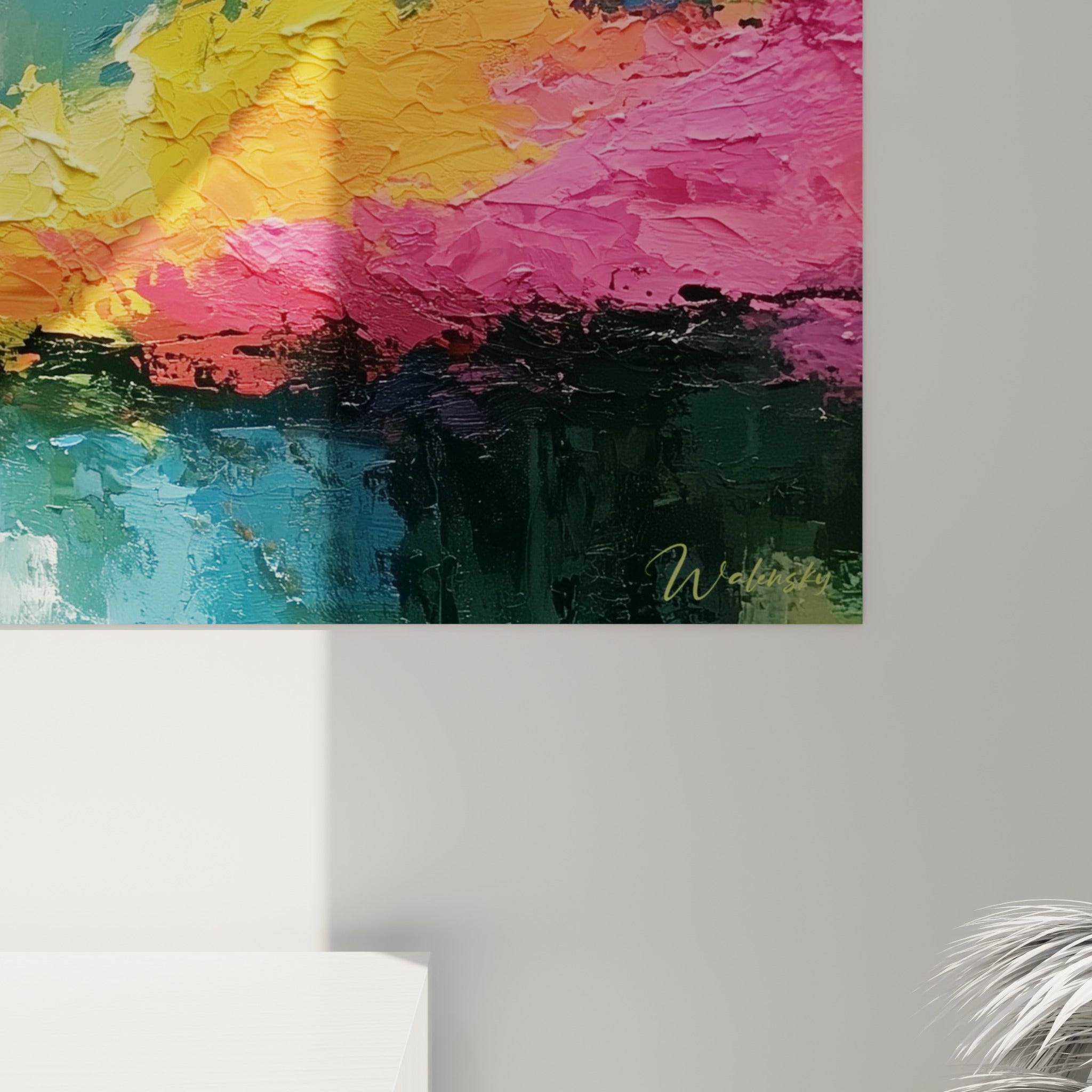 Empâtements de peinture bleu turquoise et rose fuchsia visibles en gros plan sur la toile du colibri