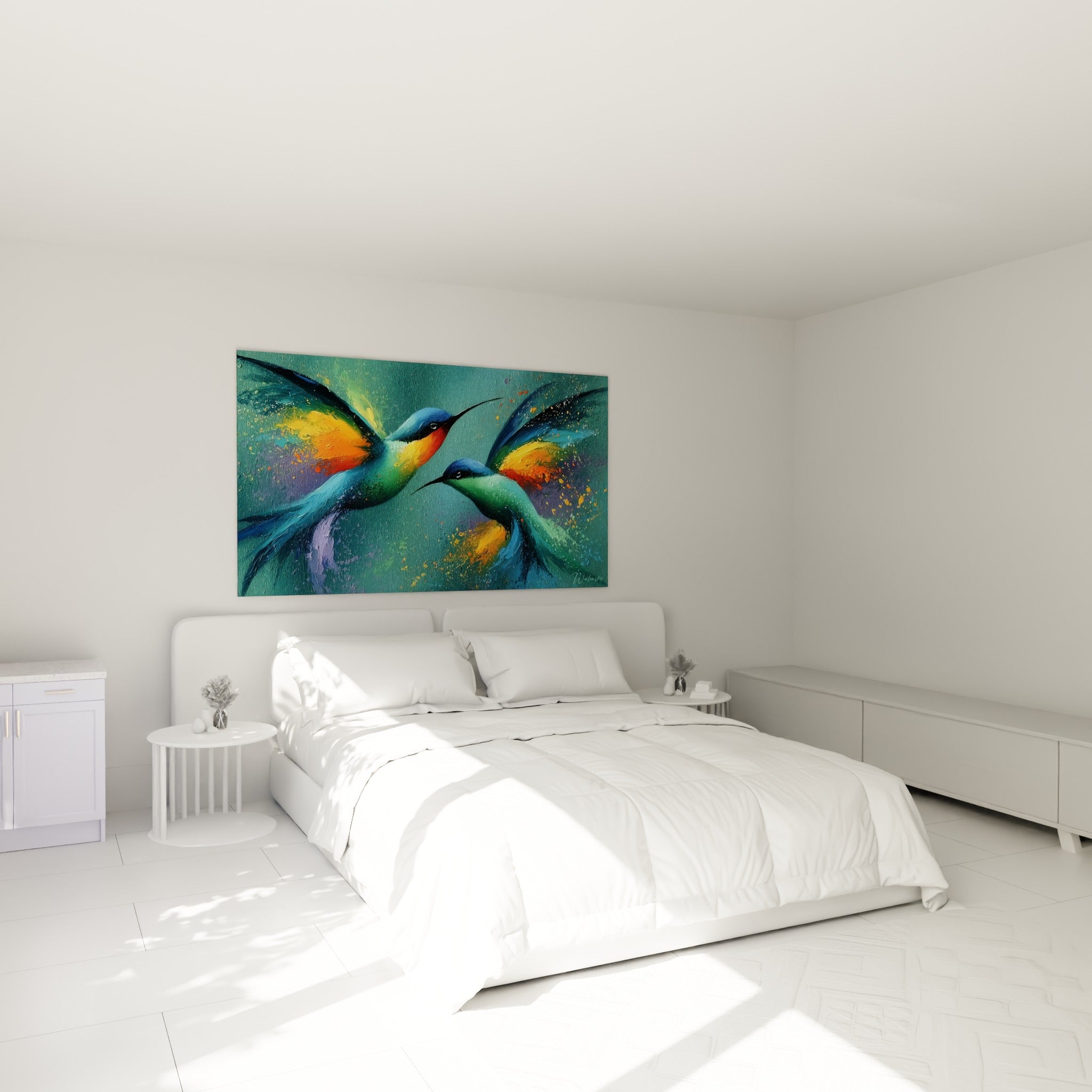 Oiseaux bleu cobalt et orange déployant leurs ailes, accroché au-dessus d'un lit dans une chambre claire