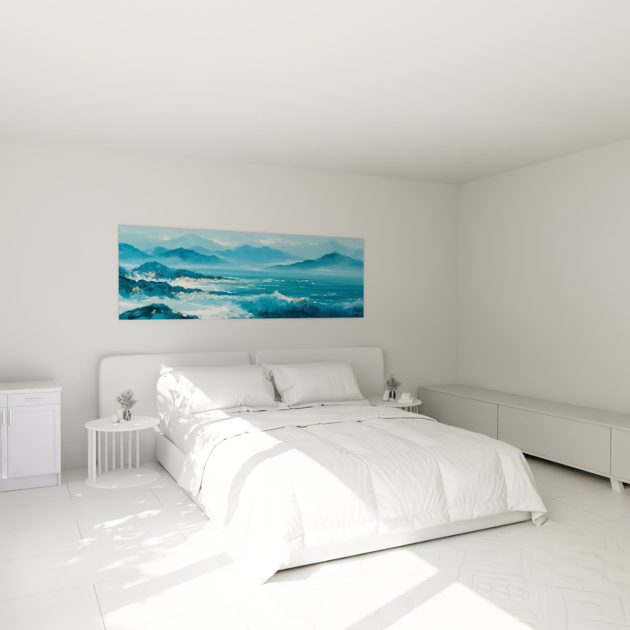 Vagues turquoise et montagnes bleu pastel, tableau accroché au-dessus d'un lit dans une chambre claire.