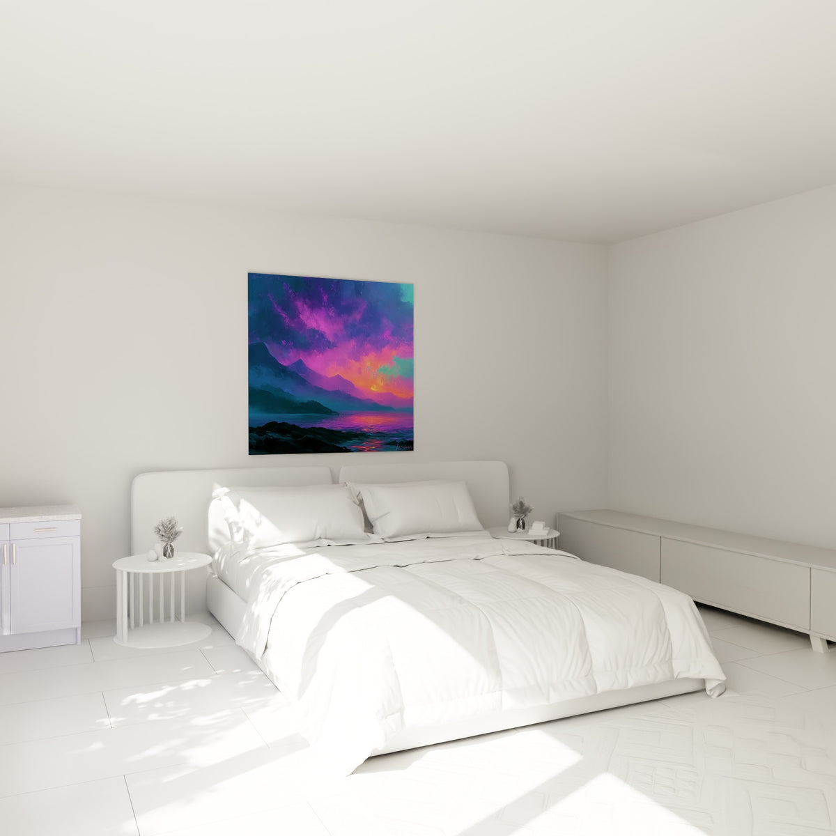 Sommets violets et lueur orangée du couchant, style peinture abstrait, au-dessus d'un lit dans une chambre claire