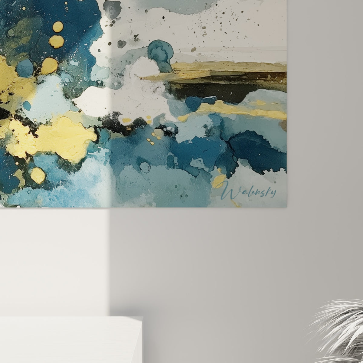 Empâtements dorés et coulures bleu marine visibles de près sur la toile de ce tableau abstrait