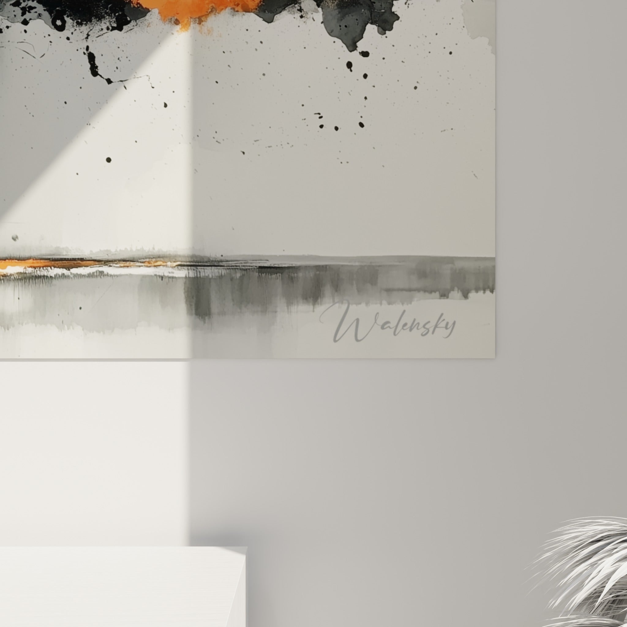 Coulures d'encre anthracite et empâtements orange se mêlant en surface, laissant deviner le grain de la toile