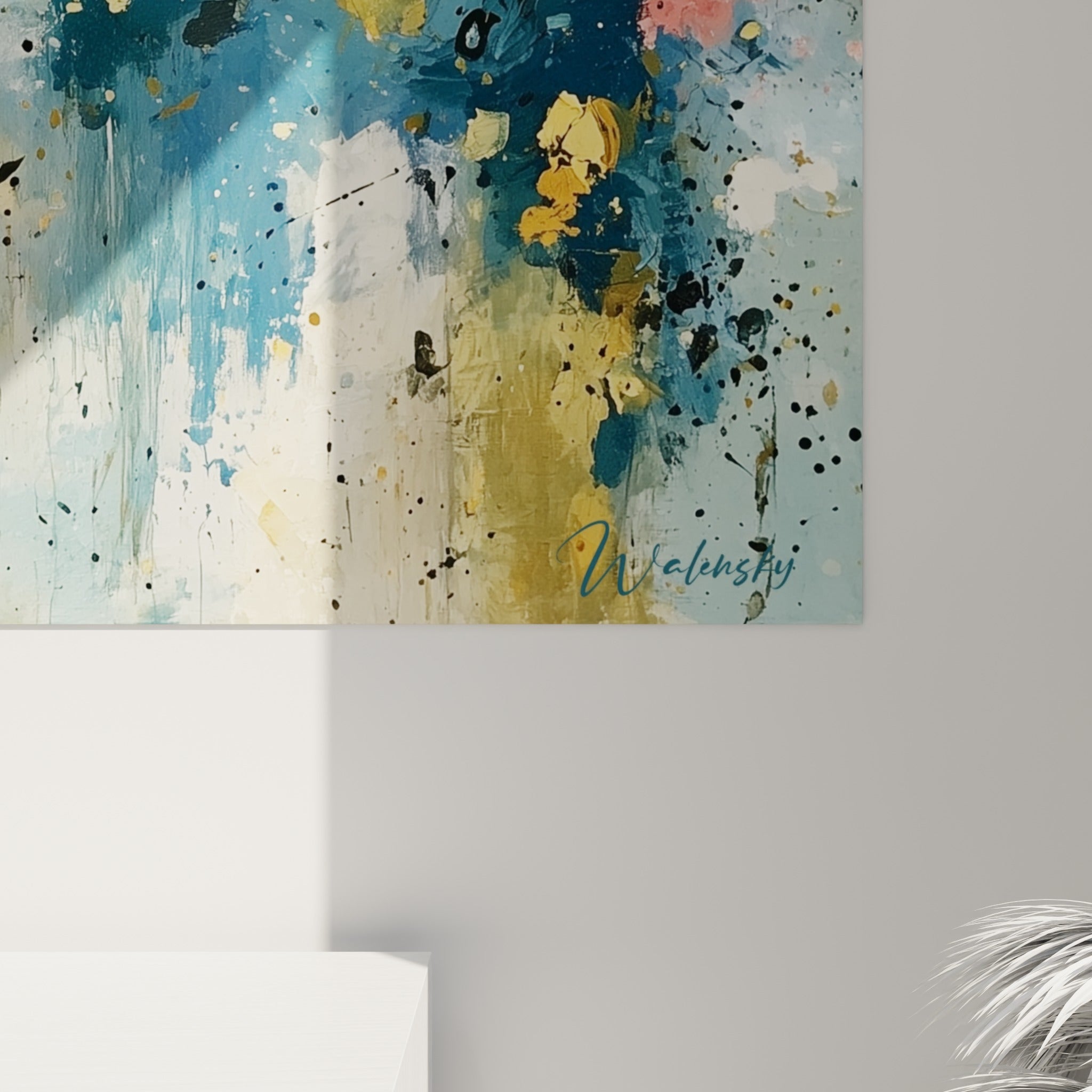 Empâtements et coulures noires sur fond bleu marine, matière picturale du style Peinture abstrait en gros plan