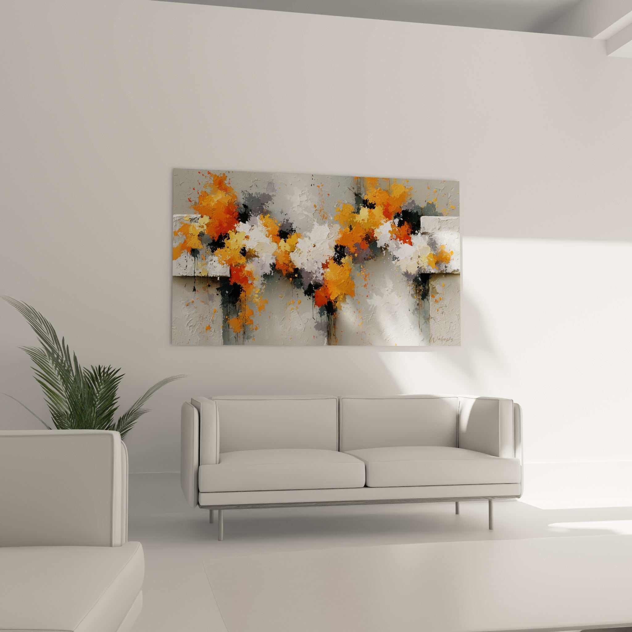 Coulures noires et éclats orangés du style Peinture abstrait au-dessus d'un canapé dans un salon lumineux