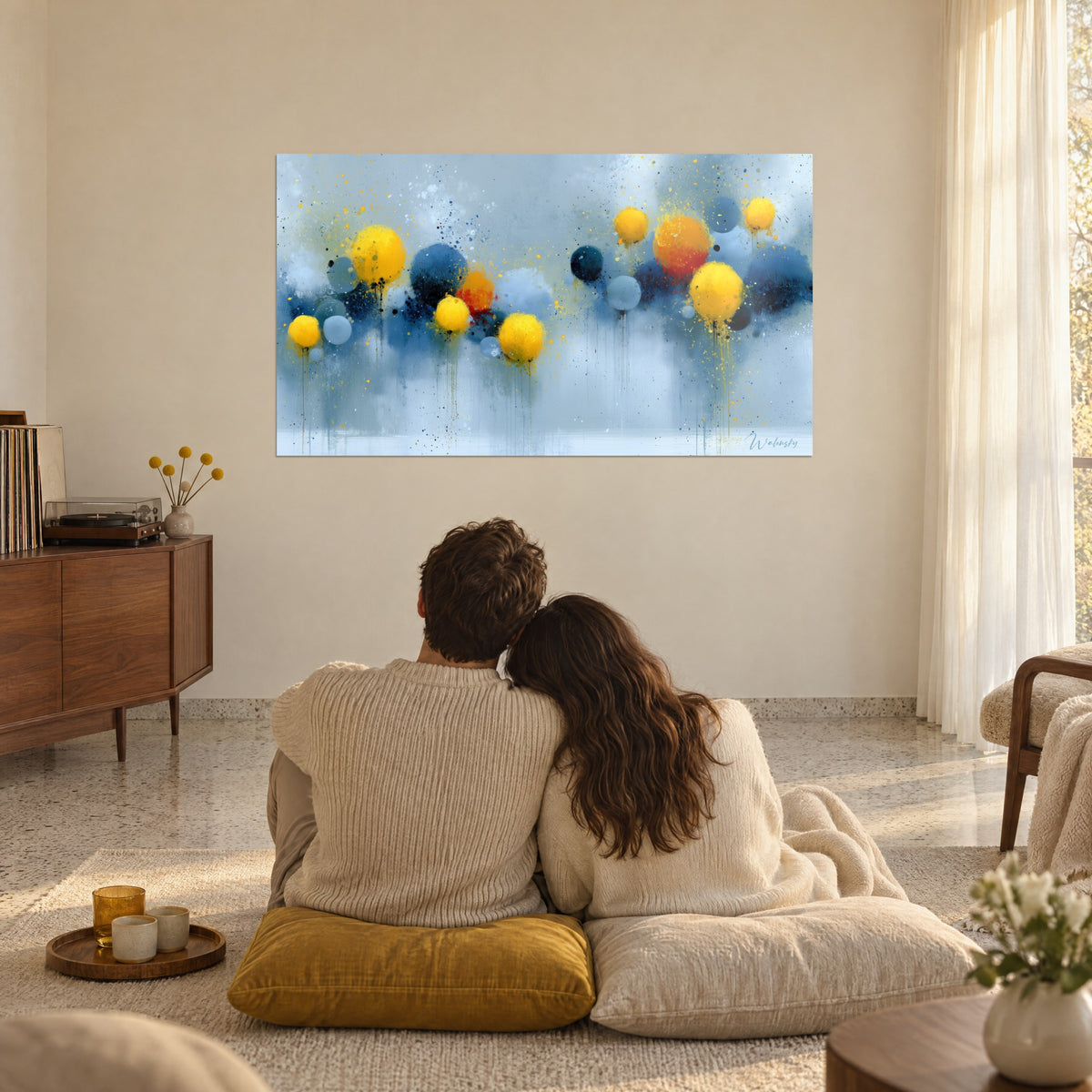 Tableau grappe de sphères citron et indigo flottant dans une brume bleutée, face à un couple assis au sol d'un salon