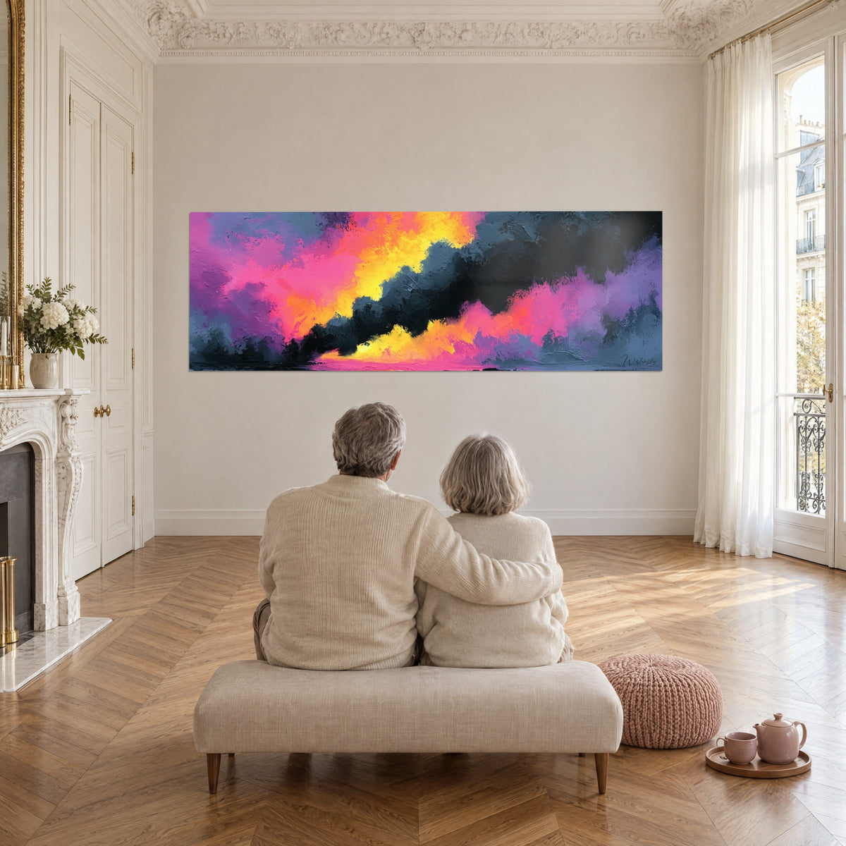 Quadro di tempesta incandescente rosa, gialla e lilla attraversata da una nuvola nera, osservato da una coppia di spalle su una panchina