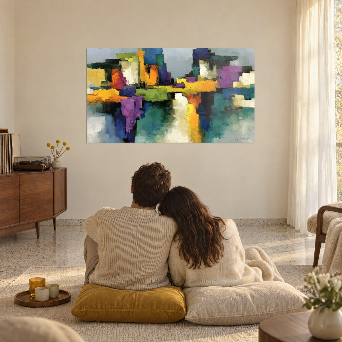 Schilderij van een gefragmenteerde skyline met gouden druipsporen en nachtblauw, crèmekleurige weerspiegelingen op het water, boven een koppel dat op de vloer zit