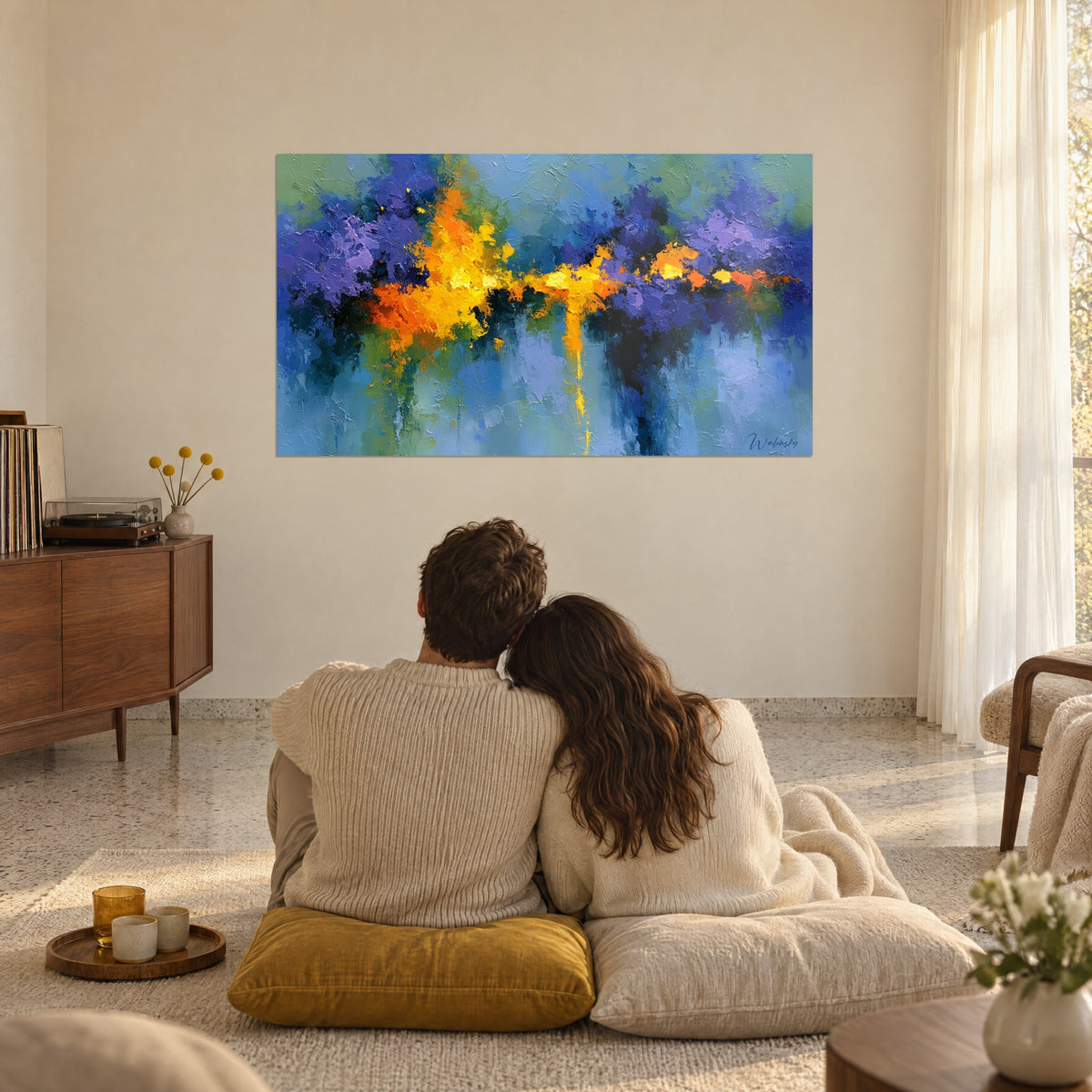 Tableau reflet doré sur eau bleue, bouquets violets et traits orangés, face à un couple assis sur des coussins moutarde