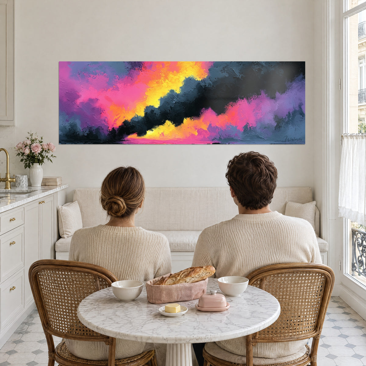 Quadro di un flusso di fumo scuro acceso di rosa e arancio, di fronte a due ospiti di spalle, salotto in stile haussmanniano accanto a una cucina