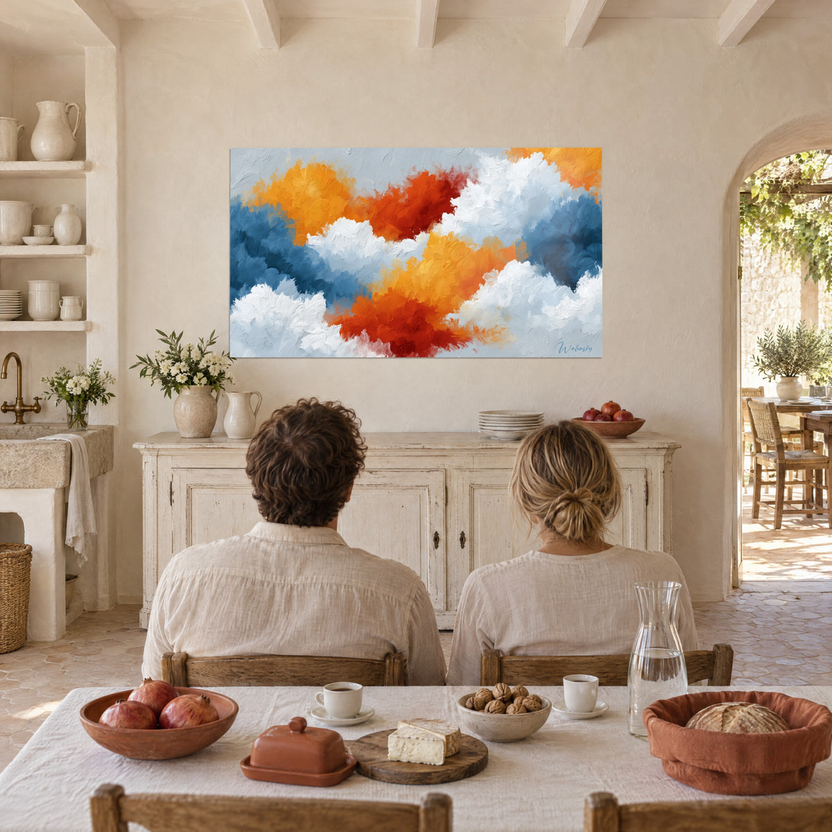 Tableau masses cotonneuses blanches et ambre contre un bleu profond, vues par un couple de dos assis à une table dans une salle voûtée
