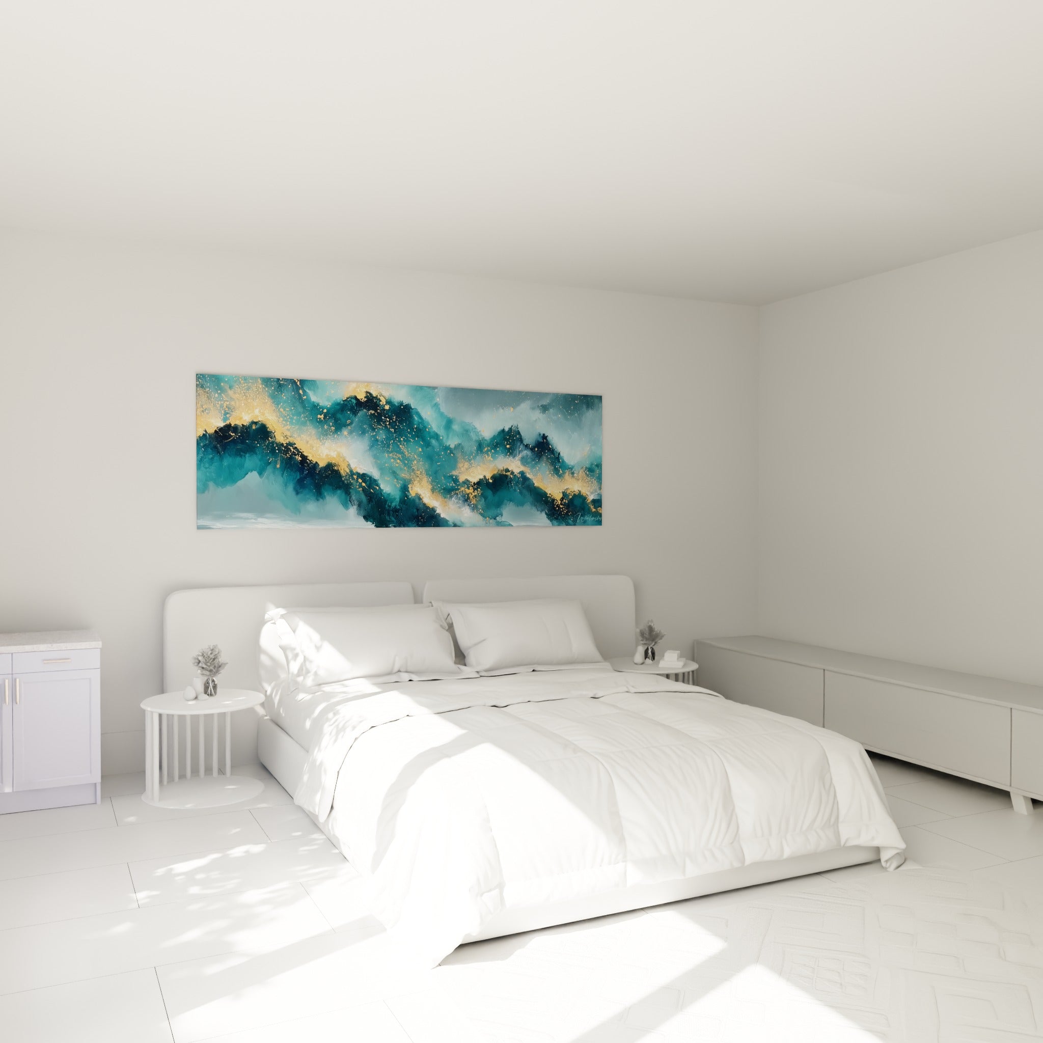 Crête marine anthracite et or accrochée au-dessus d'un lit dans une chambre claire