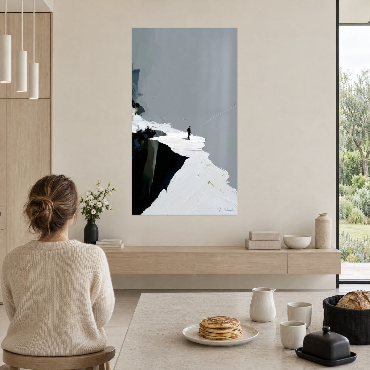 Quadro figura nera isolata su una cornice nevosa, pennellate bianche a spatola e foschia grigia, soggiorno che si affaccia sul giardino