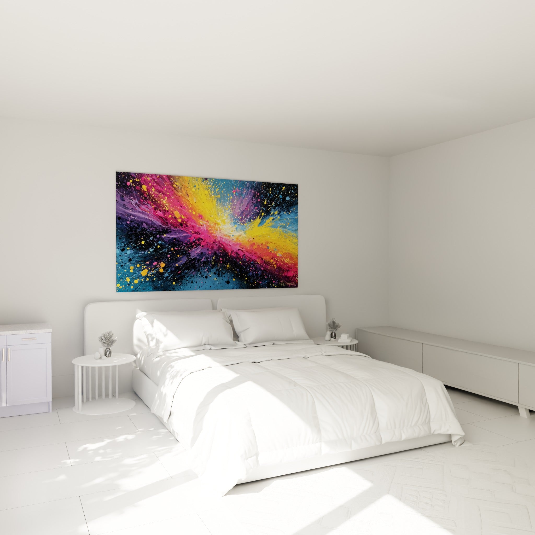 Déflagration colorée jaune, rose et violette au-dessus d'un lit dans une chambre claire