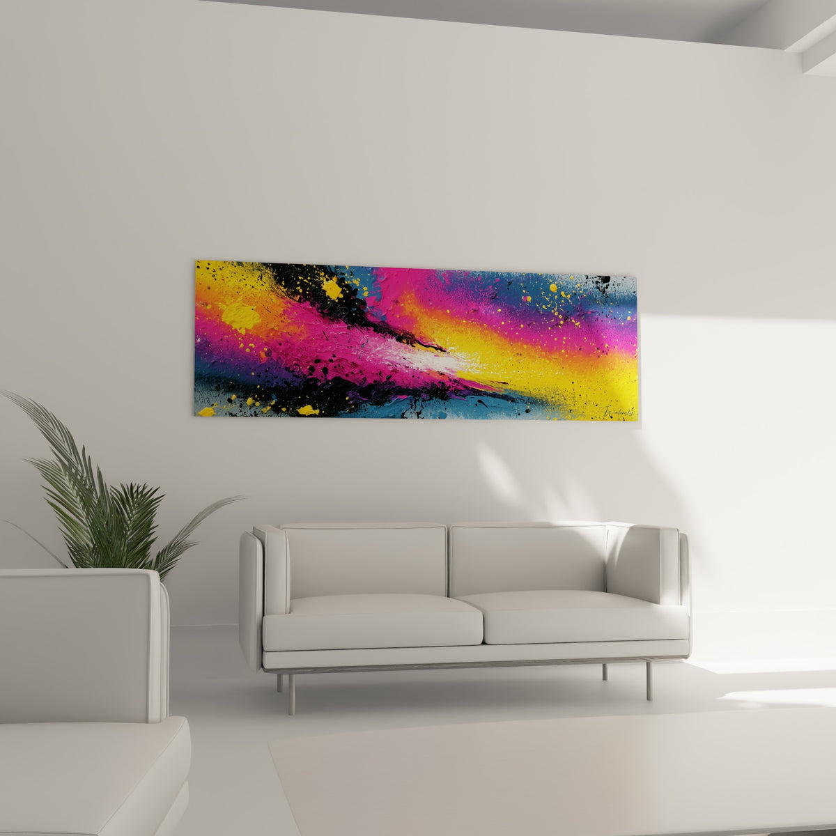 Déflagration colorée rose et bleu nuit de ce tableau style Peinture abstrait au-dessus d'un canapé dans un salon lumineux