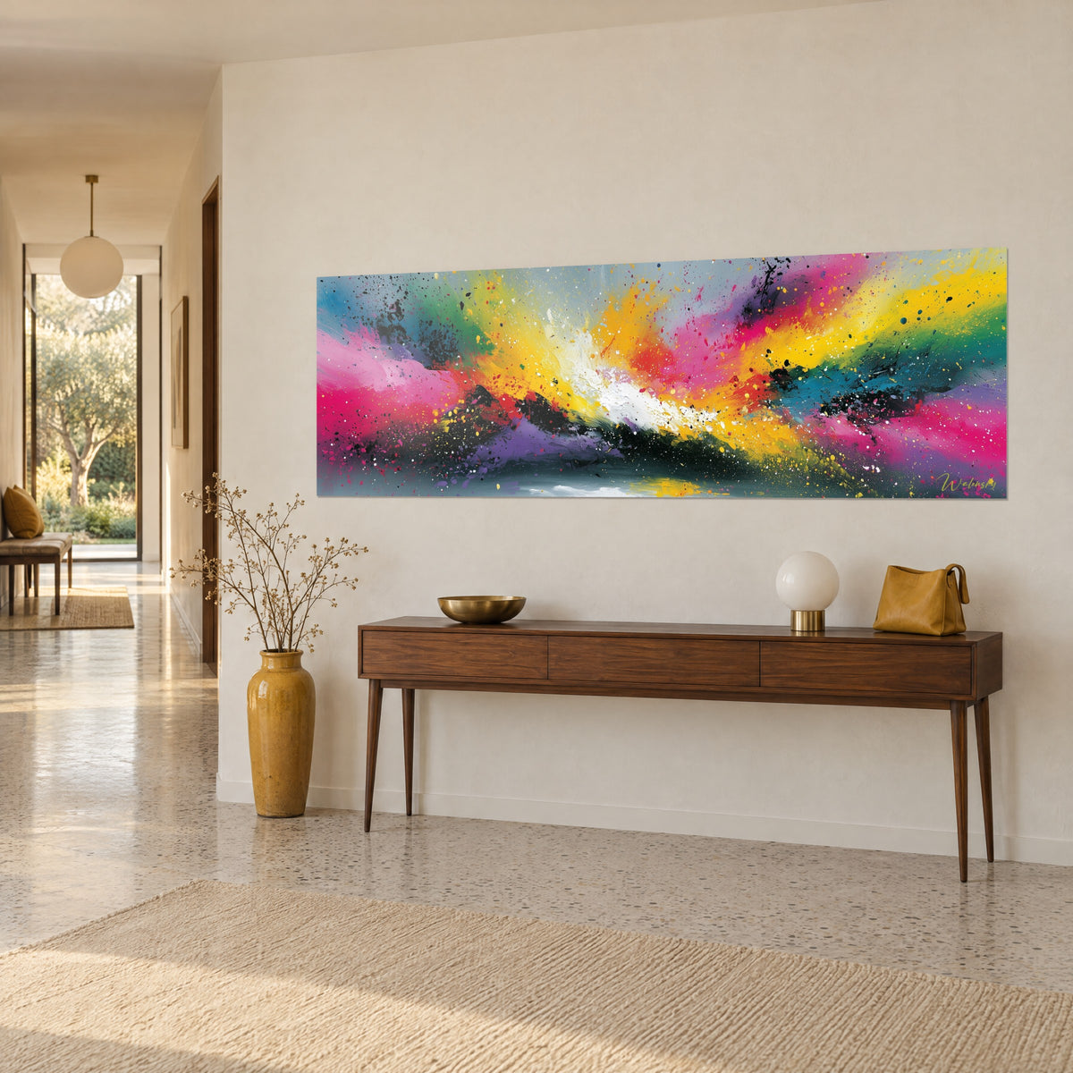 Tableau explosion de pigments magenta et ocre, éclaboussures noires sur fond gris, accroché au-dessus d'une console en bois