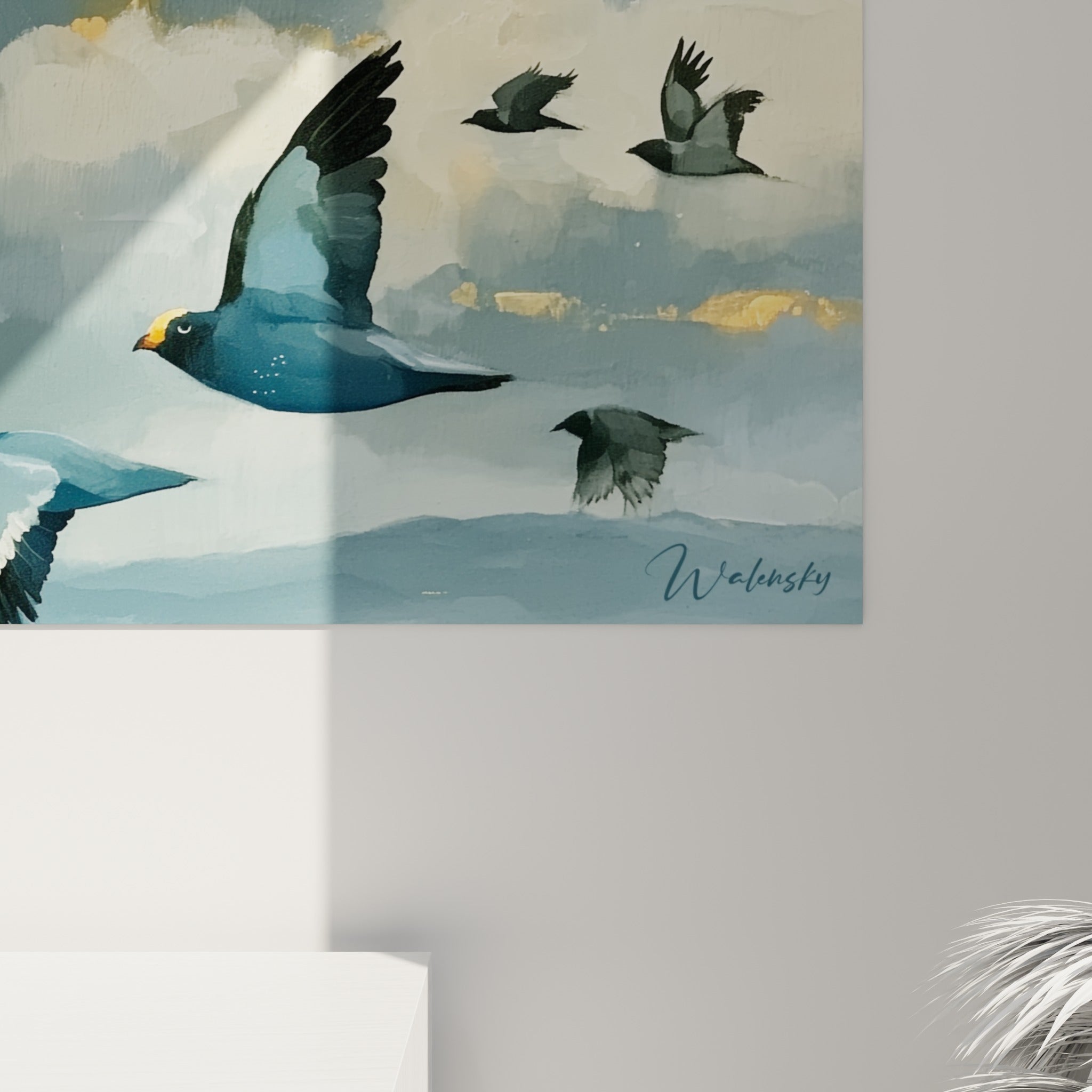 Détail des ailes bleu anthracite et des touches dorées empâtées sur la toile, matière peinte visible