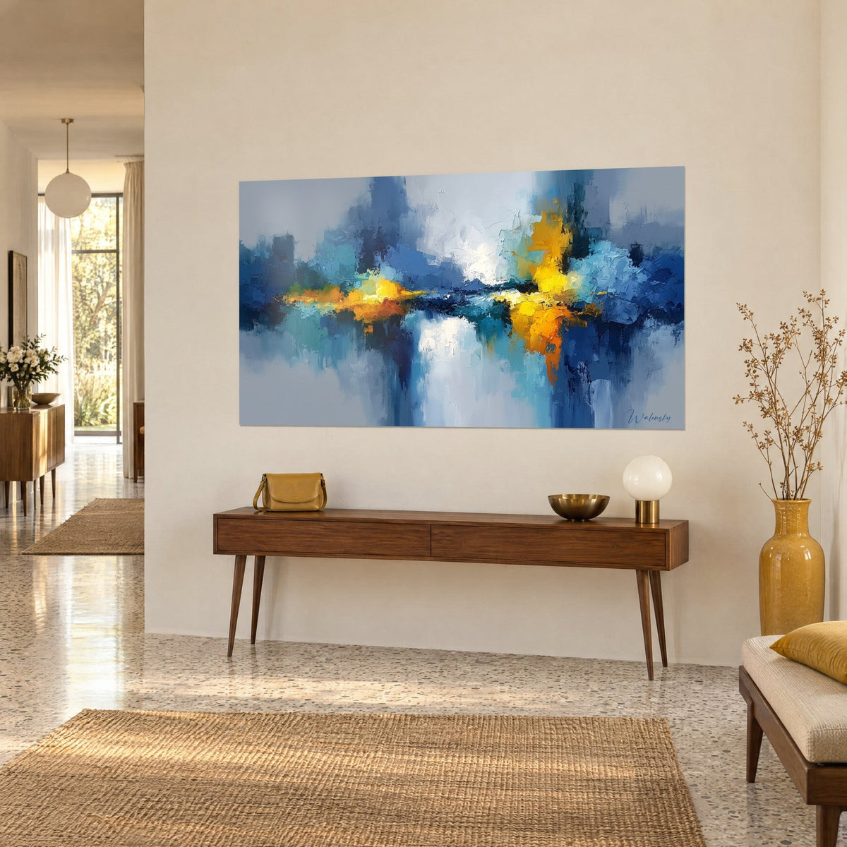 Cuadro de paisaje abstracto pintado con espátula, azul noche, amarillo azafrán y gris perla, colgado sobre un aparador de madera, vista de tres cuartos