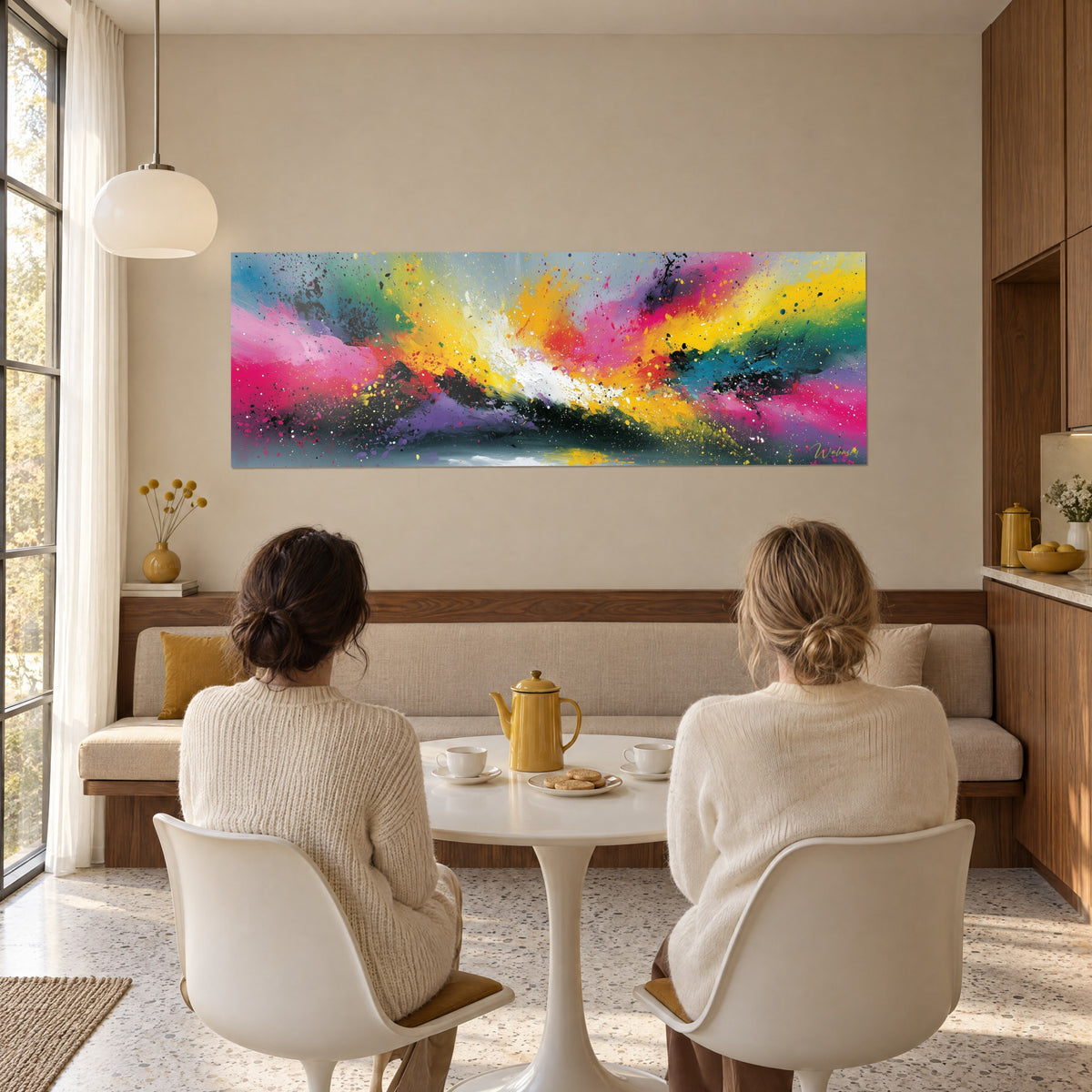 Tableau nuage de couleurs abstrait, bleu turquoise, orange et blanc crayeux, deux femmes de dos attablées au salon