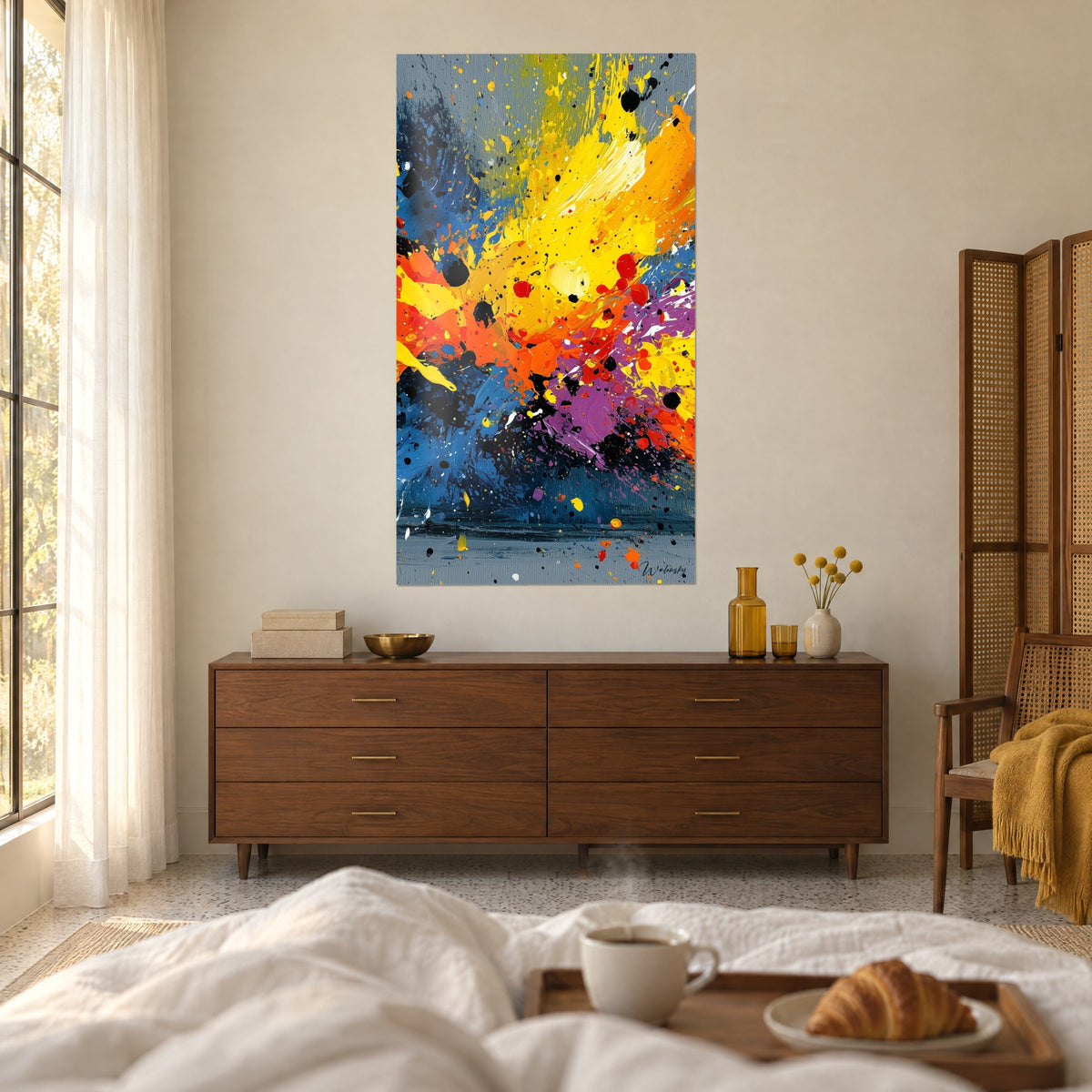 Tableau nuage de gouttes noires sur fond jaune soleil et bleu nuit, rouge vermillon, au-dessus d'un lit dans une chambre claire