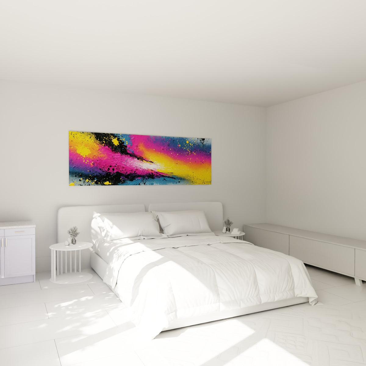Éclaboussures fuchsia et jaune de ce tableau style Peinture abstrait au-dessus d'un lit dans une chambre claire