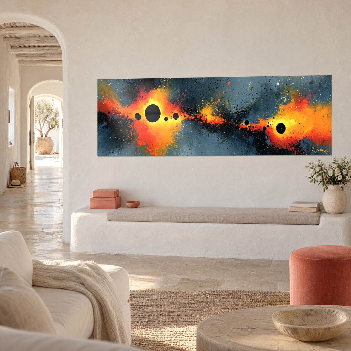 Schilderij keten van zwarte planeten in een felle oranje wolk en zonnegeel, antracietgrijze achtergrond, gewitte muur van een Mediterraans huis