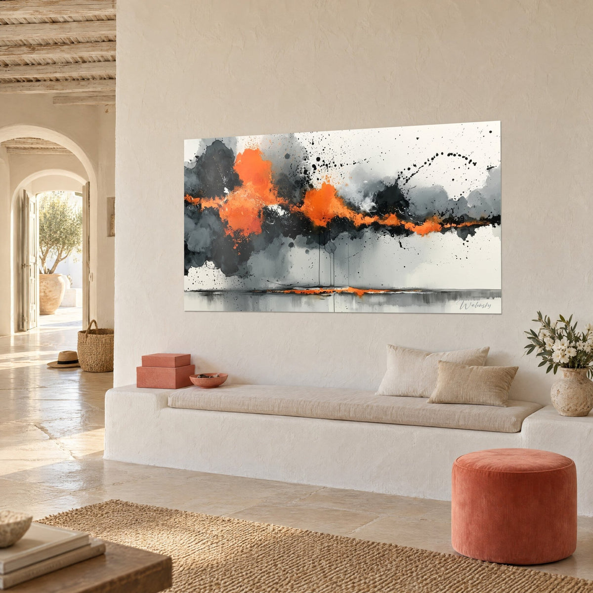 Gemälde mit schwarzen Tintenwolken und orangefarbenen Flammen, die über einen grauen Horizont ziehen, cremefarbene Wand und Gipsbank, mediterranes Haus