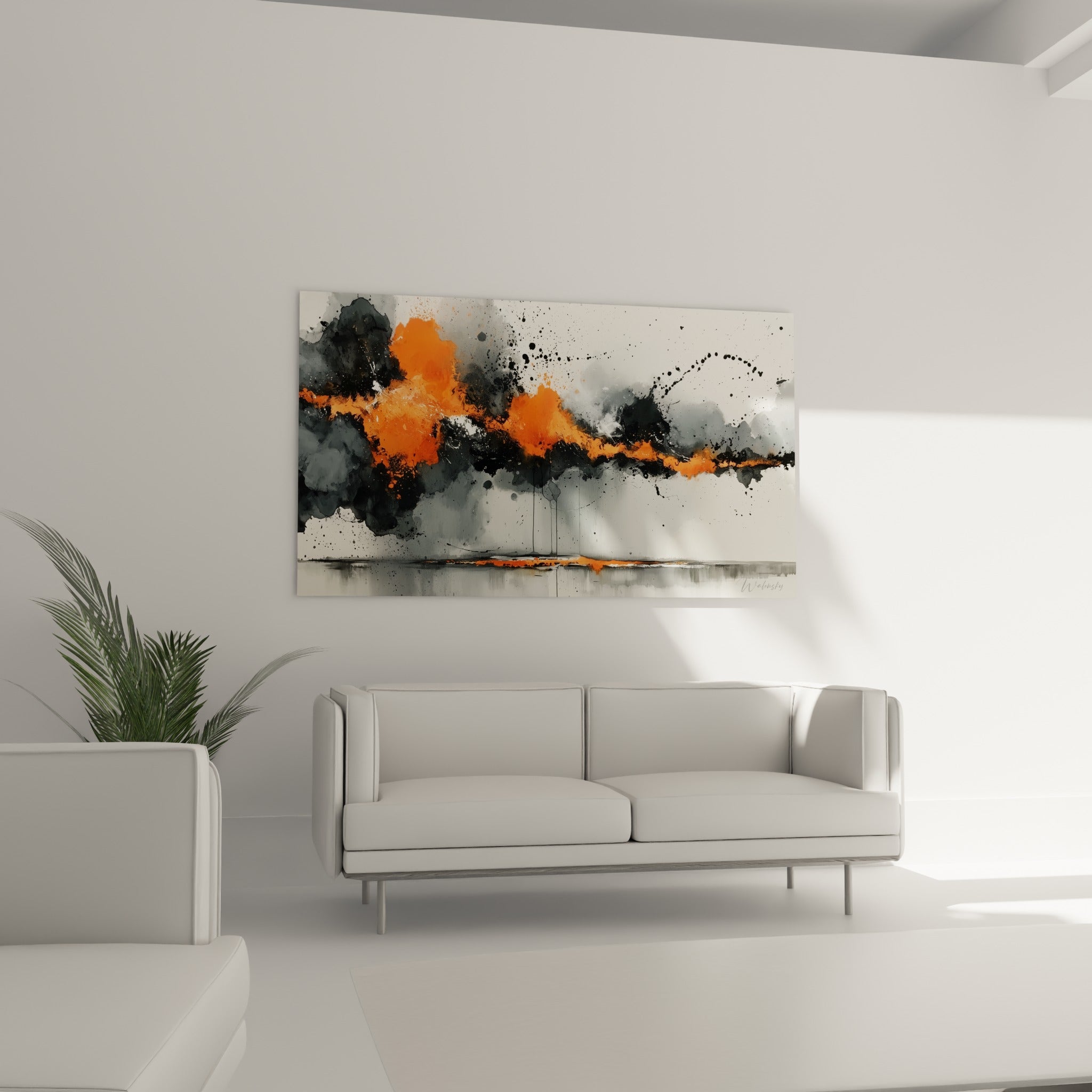 Explosion orange et projections noires dominant une composition accrochée au-dessus d'un canapé dans un salon lumineux