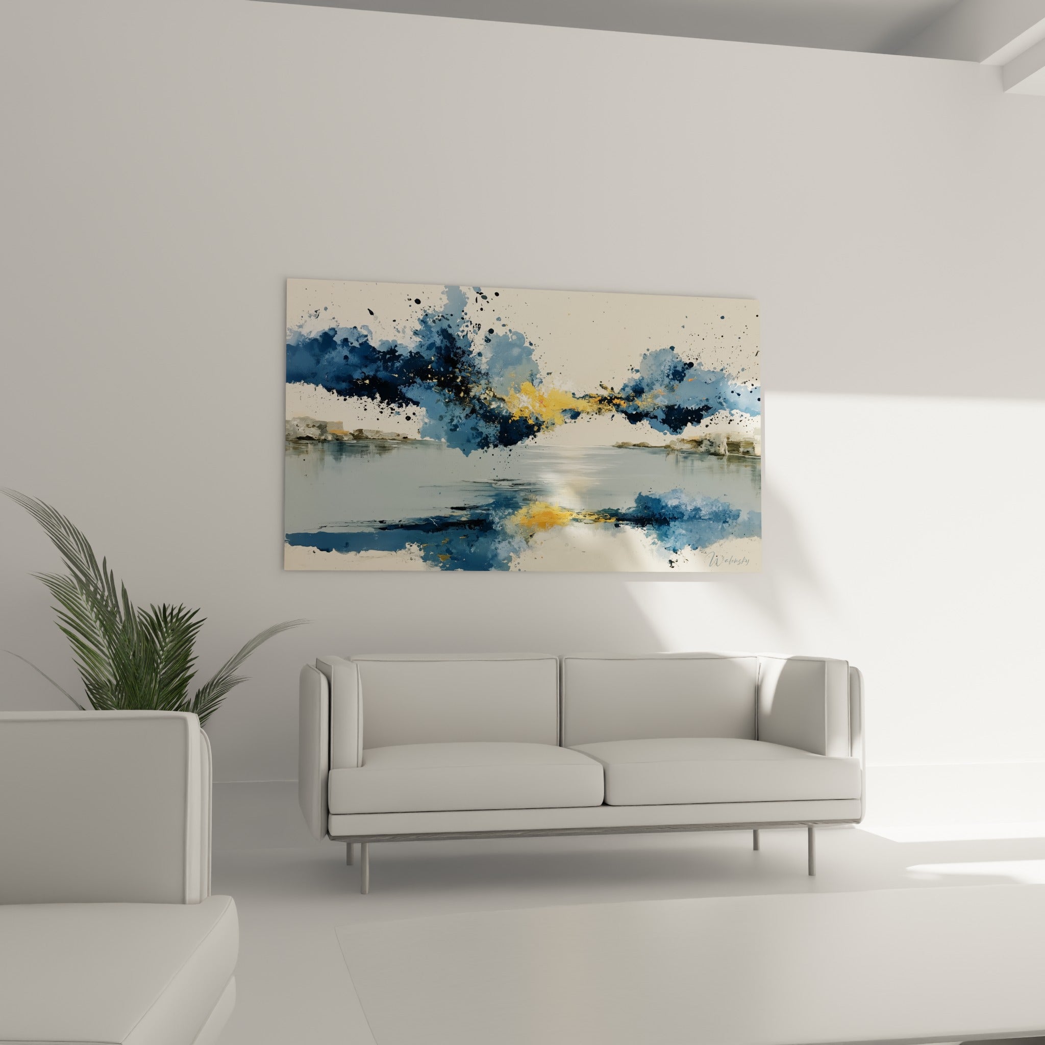 Nuages d'éclaboussures bleu marine et lumière dorée d'un paysage abstrait au-dessus d'un canapé dans un salon lumineux
