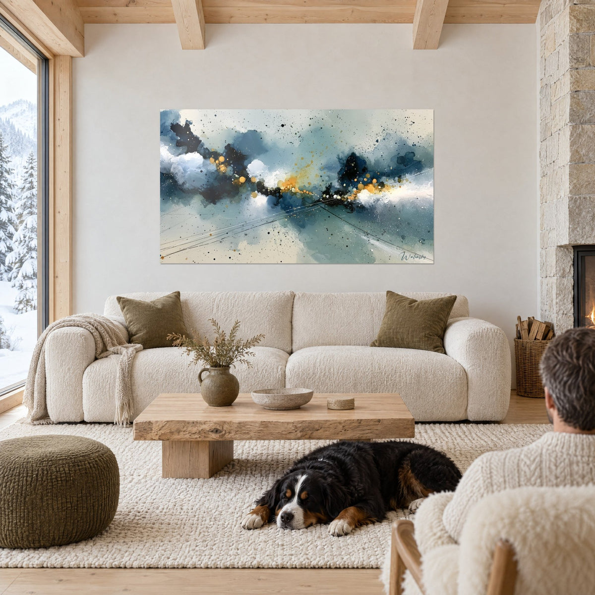 Schilderij van een uiteenvallende marineblauwe wolk, gouden spatten op een grijsgroene ondergrond, zwarte hond liggend op een bank eronder in een lichte woonkamer
