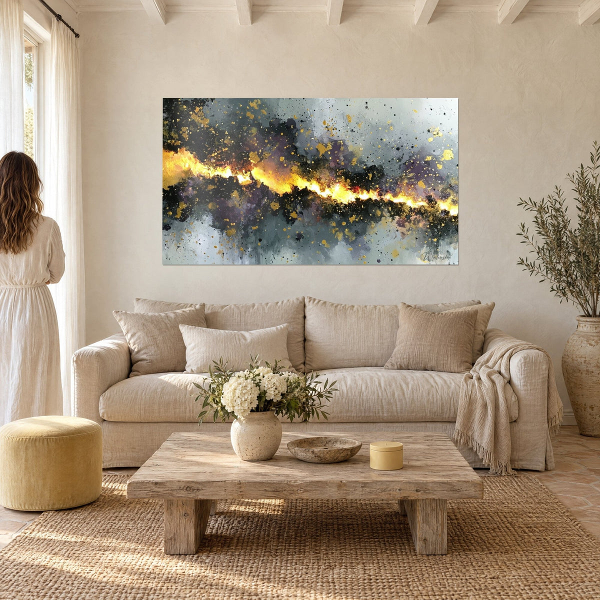Cuadro grieta incandescente amarillo dorado sobre nubes antracita y violetas, encima de un sofá en un salón luminoso