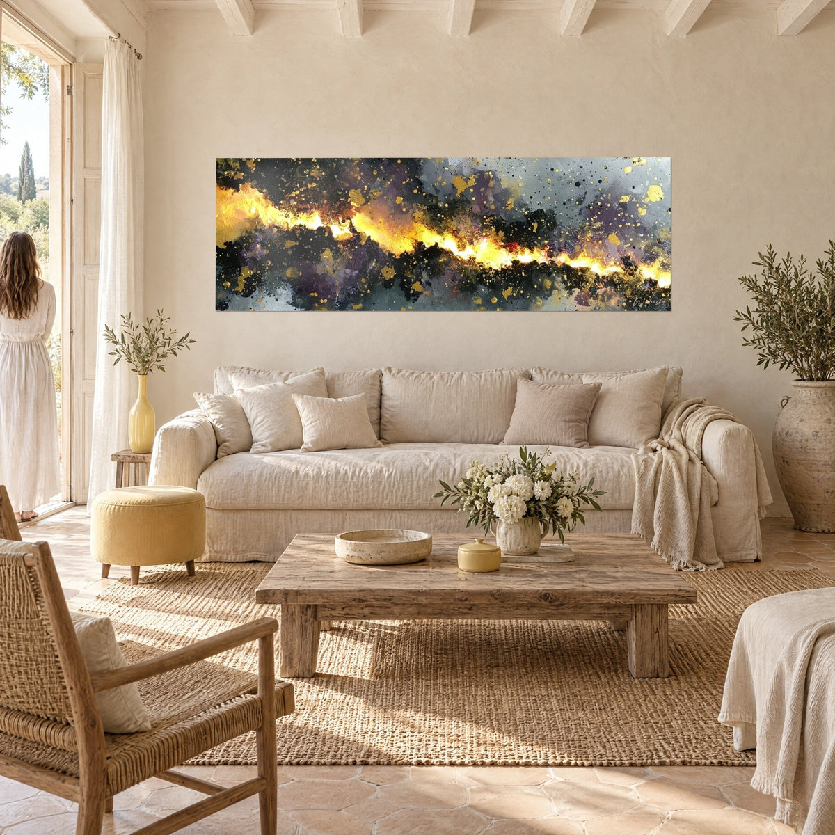 Quadro crepa incandescente dorata su fondo grigio antracite e viola, schizzi d'oro, sopra un divano in un soggiorno luminoso