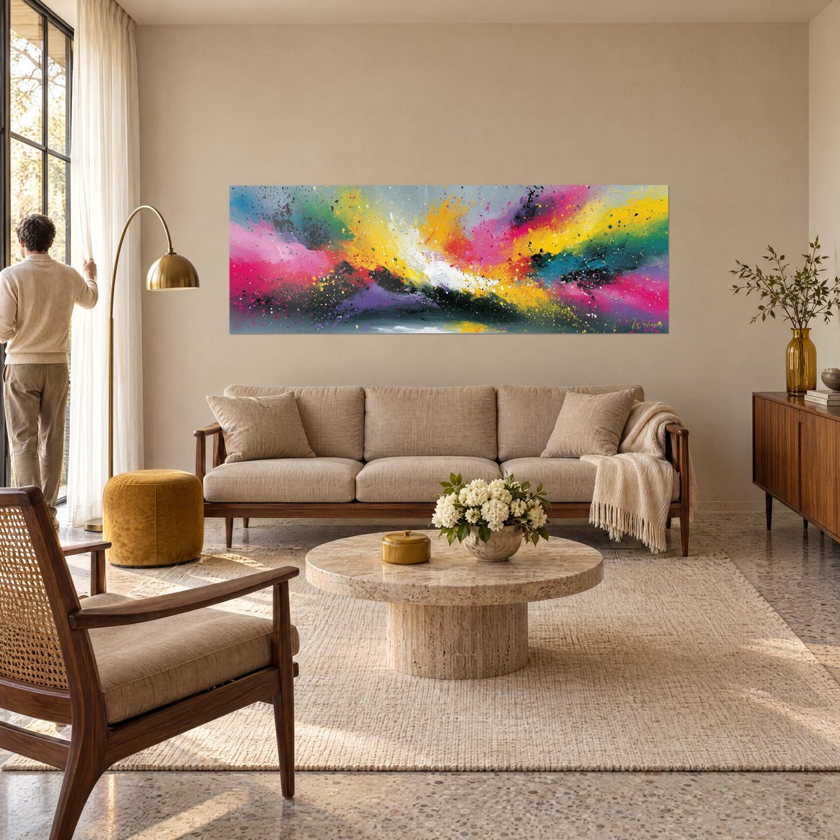 Tableau gerbe de peinture rose, jaune et verte éclatant autour d'une brèche blanche, au-dessus d'un canapé dans un salon lumineux
