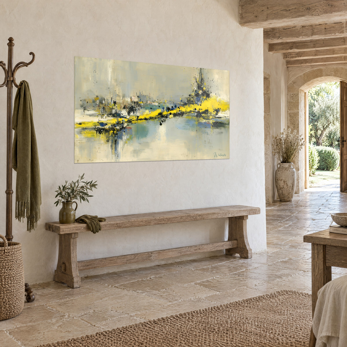 Tableau abstrait d'une traînée jaune citron sur fond gris perle, reflets bleutés sur l'eau, mur chaulé d'une maison en pierre
