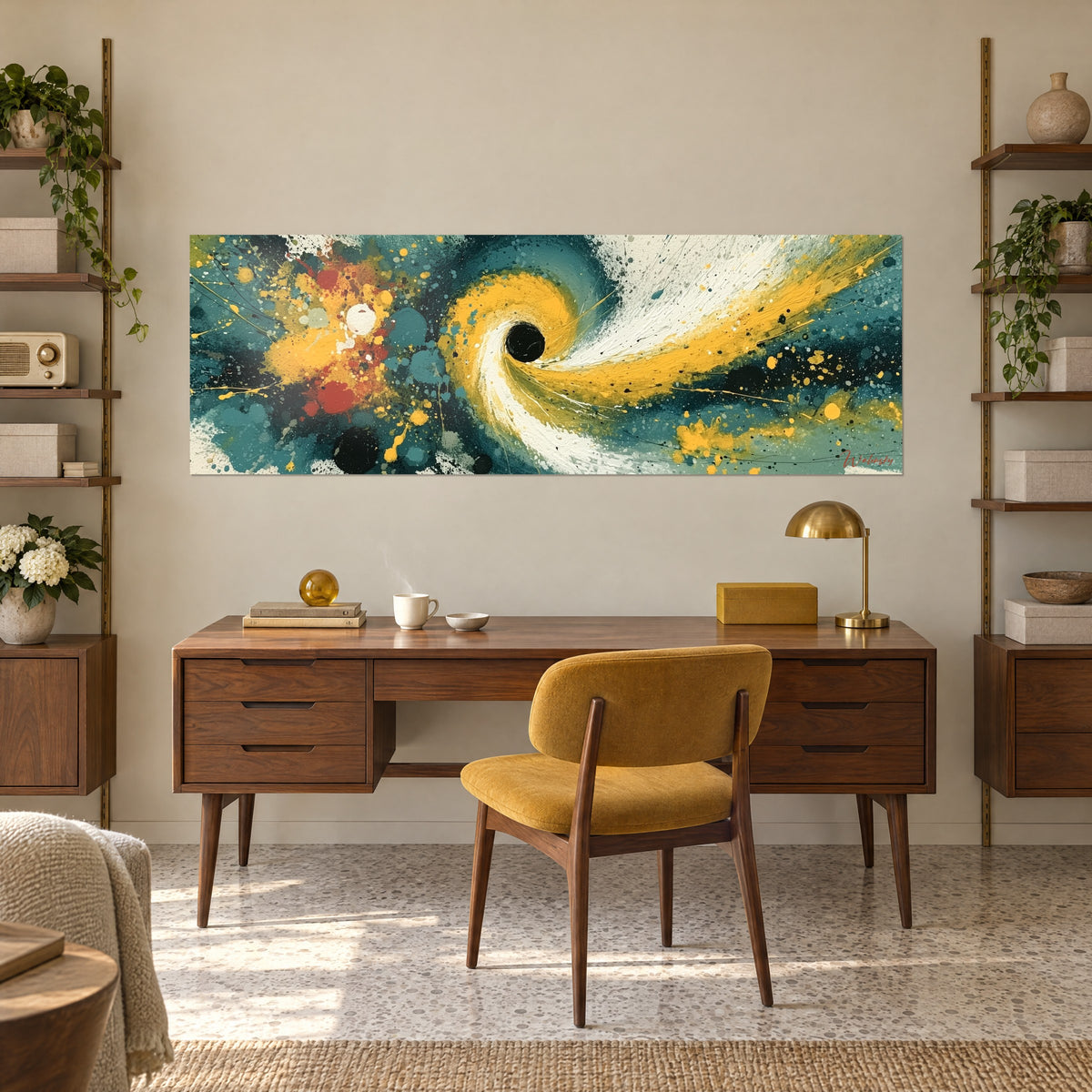 Tableau explosion de peinture jaune citron, ivoire et vert-de-gris, gouttes noires projetées, accroché au-dessus d'un bureau en bois