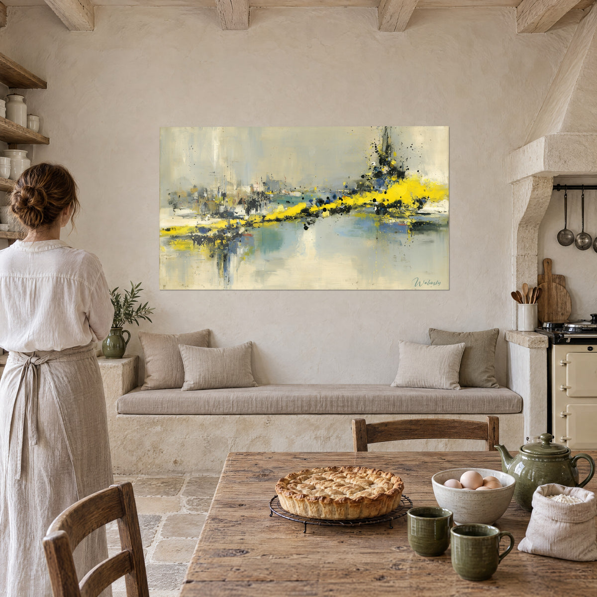 Tableau bande jaune éclatante traversant un horizon beige et bleu-gris, mur crépi, cuisine en pierre avec tarte et femme de dos