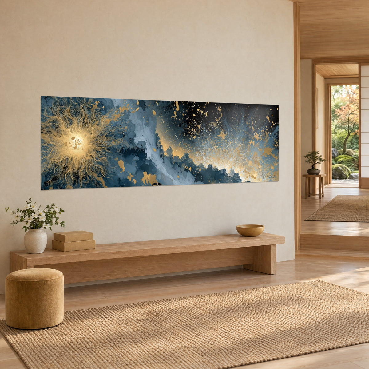 Gemälde filamentöser Stern in Creme und Gold auf nachtblauem Grund, Dreiviertelansicht, Holzbank in einem japandi Eingangsbereich