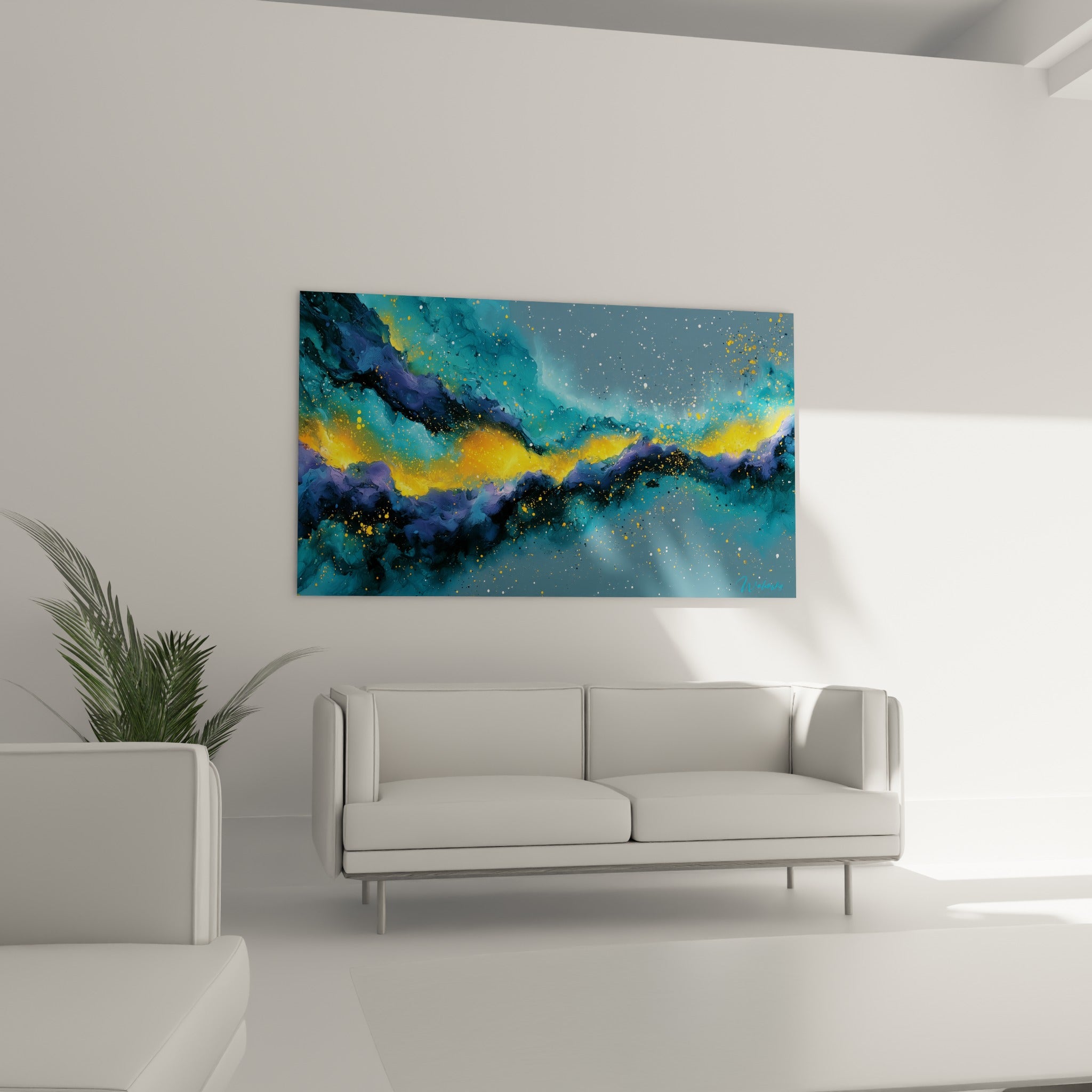 Composition céleste bleu marine et dorée aux formes fluides au-dessus d'un canapé dans un salon lumineux