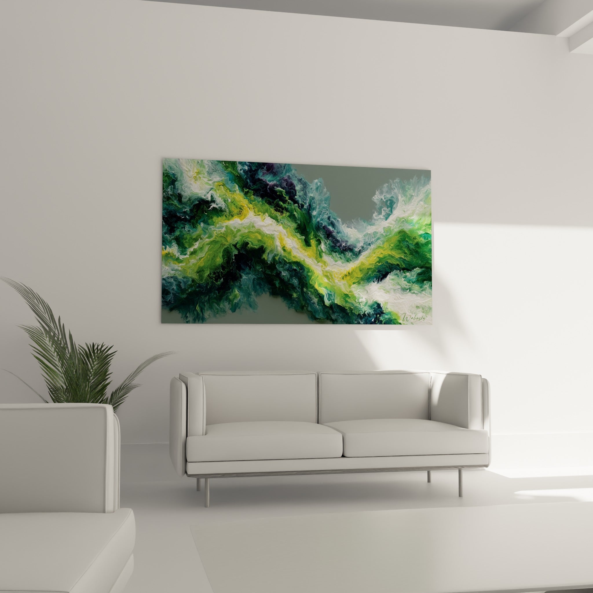 Œuvre abstraite aux tons verts et dorés en mouvement, disposée au-dessus d'un canapé dans un salon lumineux