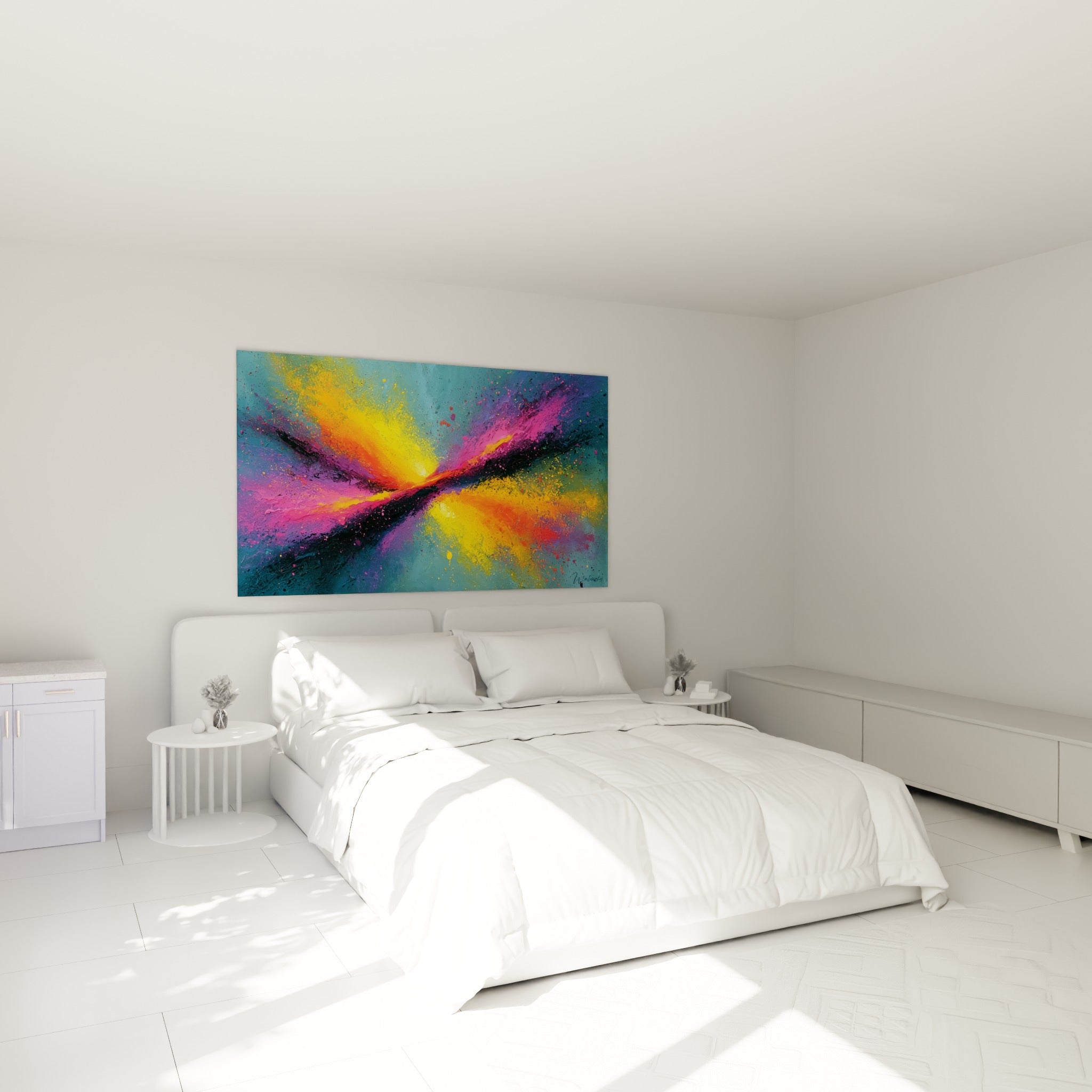 Éclats dorés et violets traversant la toile, accrochés au-dessus d'un lit dans une chambre claire