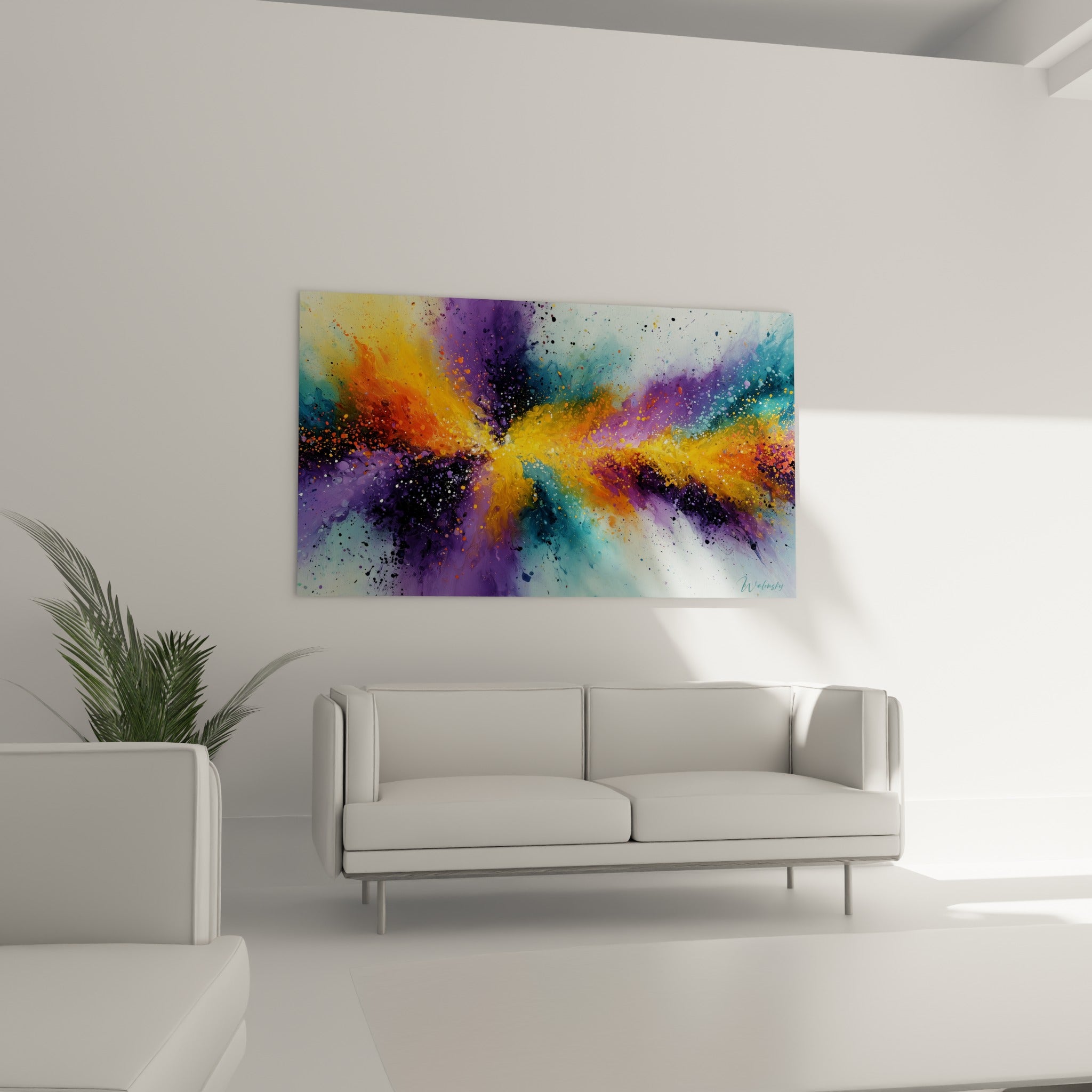 Traînée orangée traversant un fond violet et turquoise, accrochée au-dessus d'un canapé dans un salon lumineux