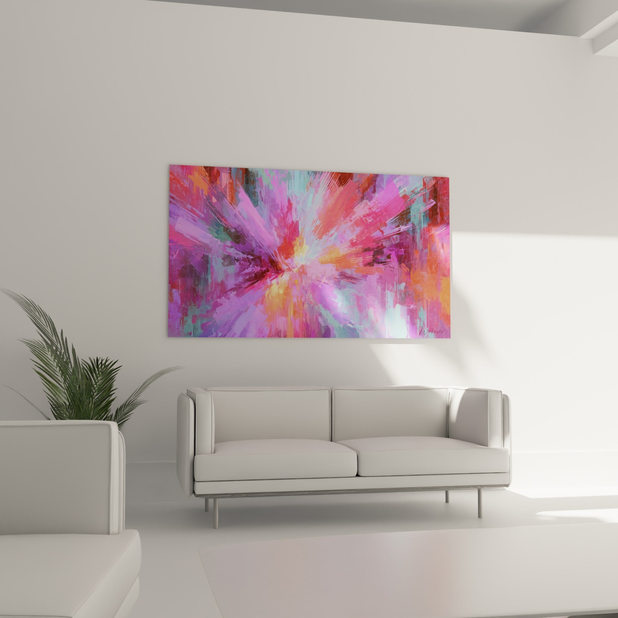 Œuvre de style Peinture abstrait en éclats violets et dorés au-dessus d'un canapé dans un salon lumineux